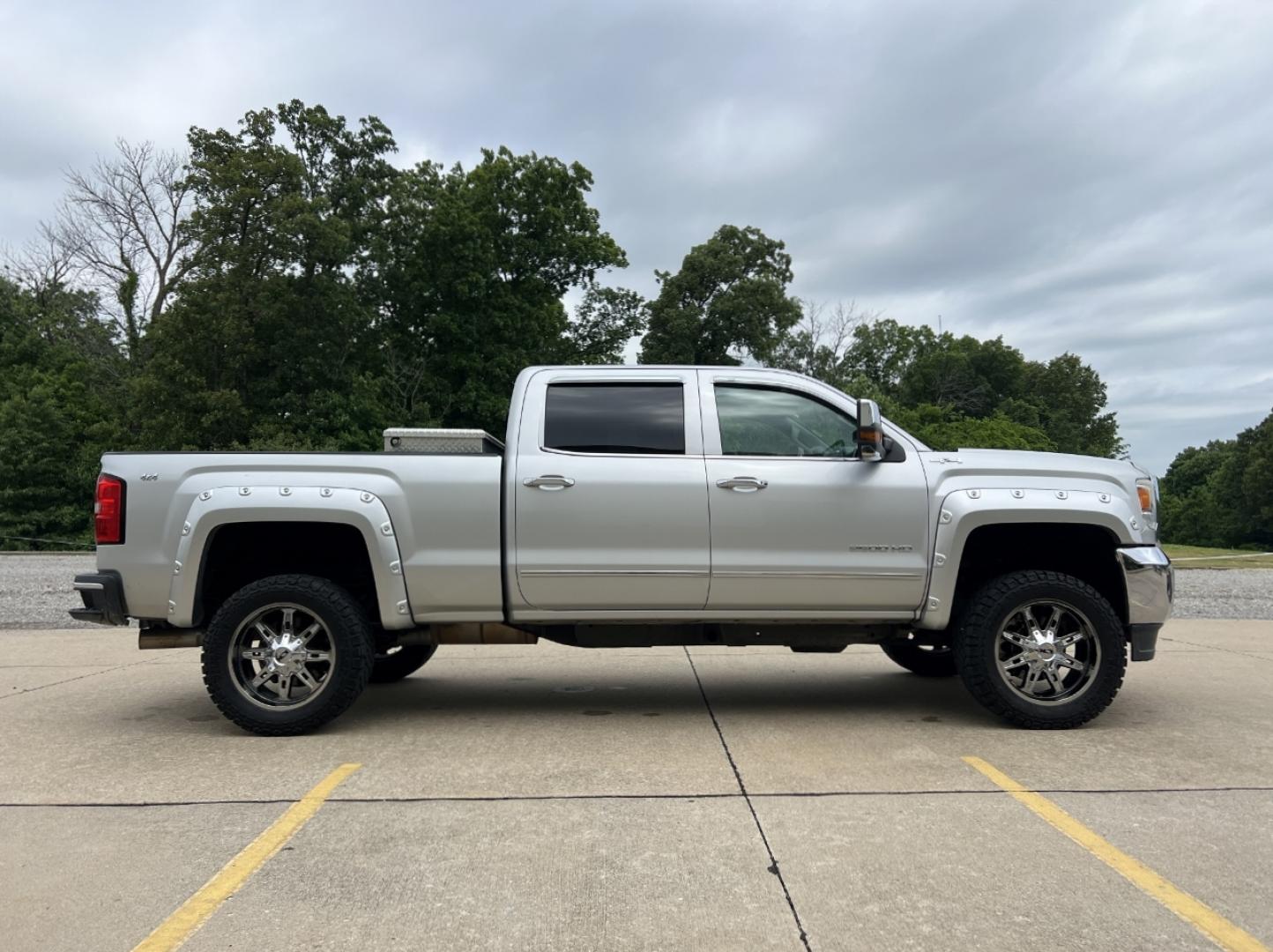 2015 SILVER /Black Leather GMC Sierra 2500HD SLT Crew Cab 4WD (1GT12ZEG4FF) with an 6.0L V8 engine, Automatic transmission, located at 2990 Old Orchard Rd., Jackson, MO, 63755, 37.354214, -89.612106 - 2015 GMC Sierra 2500HD SLT 166xxx miles 4x4 6.0L V8 Automatic Leather Navigation Power/Heated Seats Backup Camera Bluetooth Remote Start Cruise Power Windows/Locks/Mirrors We have financing available and we accept trades! Fill out a credit application on our website or come by today! I - Photo#9