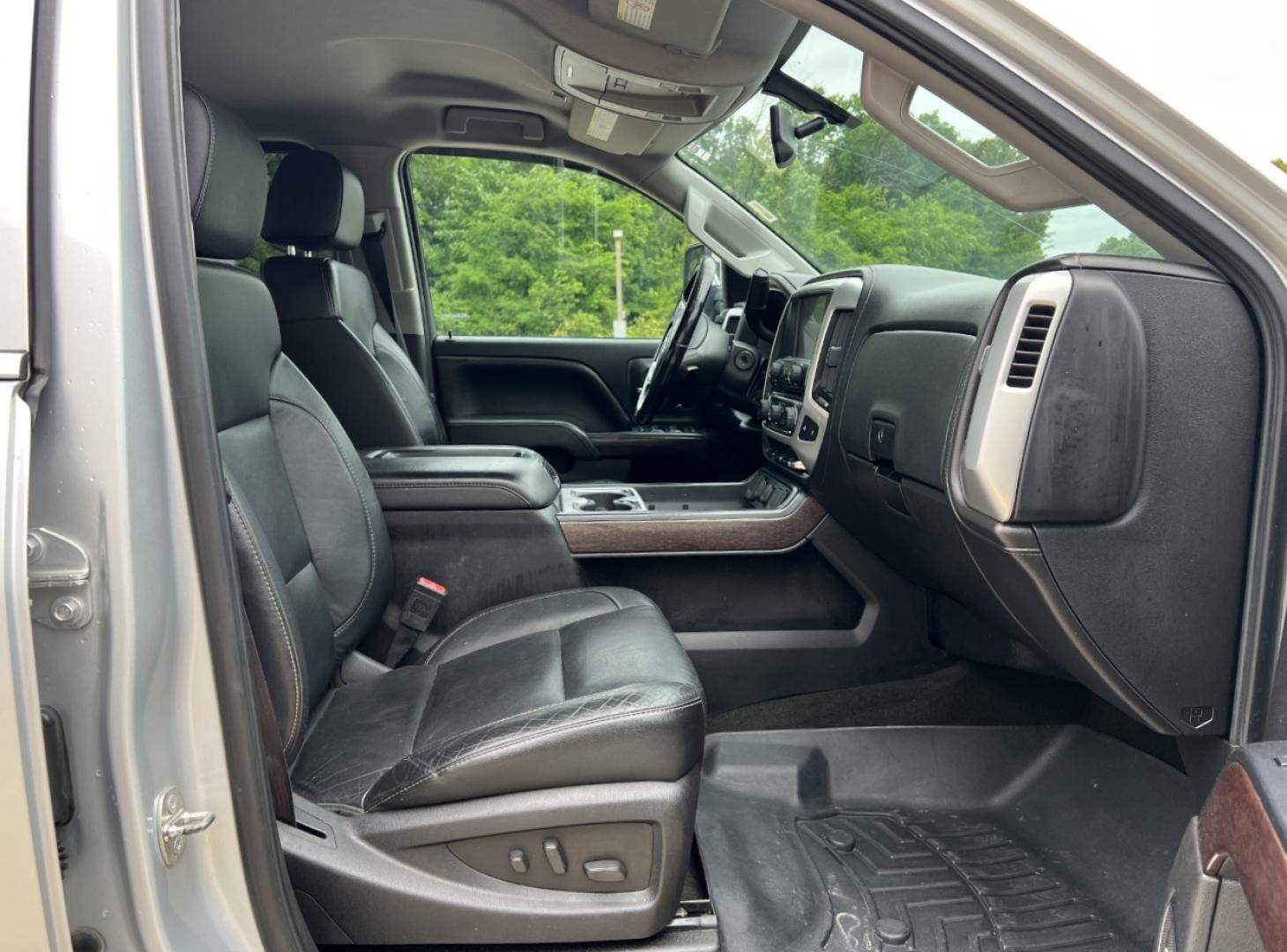 2015 SILVER /Black Leather GMC Sierra 2500HD SLT Crew Cab 4WD (1GT12ZEG4FF) with an 6.0L V8 engine, Automatic transmission, located at 2990 Old Orchard Rd., Jackson, MO, 63755, 37.354214, -89.612106 - 2015 GMC Sierra 2500HD SLT 166xxx miles 4x4 6.0L V8 Automatic Leather Navigation Power/Heated Seats Backup Camera Bluetooth Remote Start Cruise Power Windows/Locks/Mirrors We have financing available and we accept trades! Fill out a credit application on our website or come by today! I - Photo#17