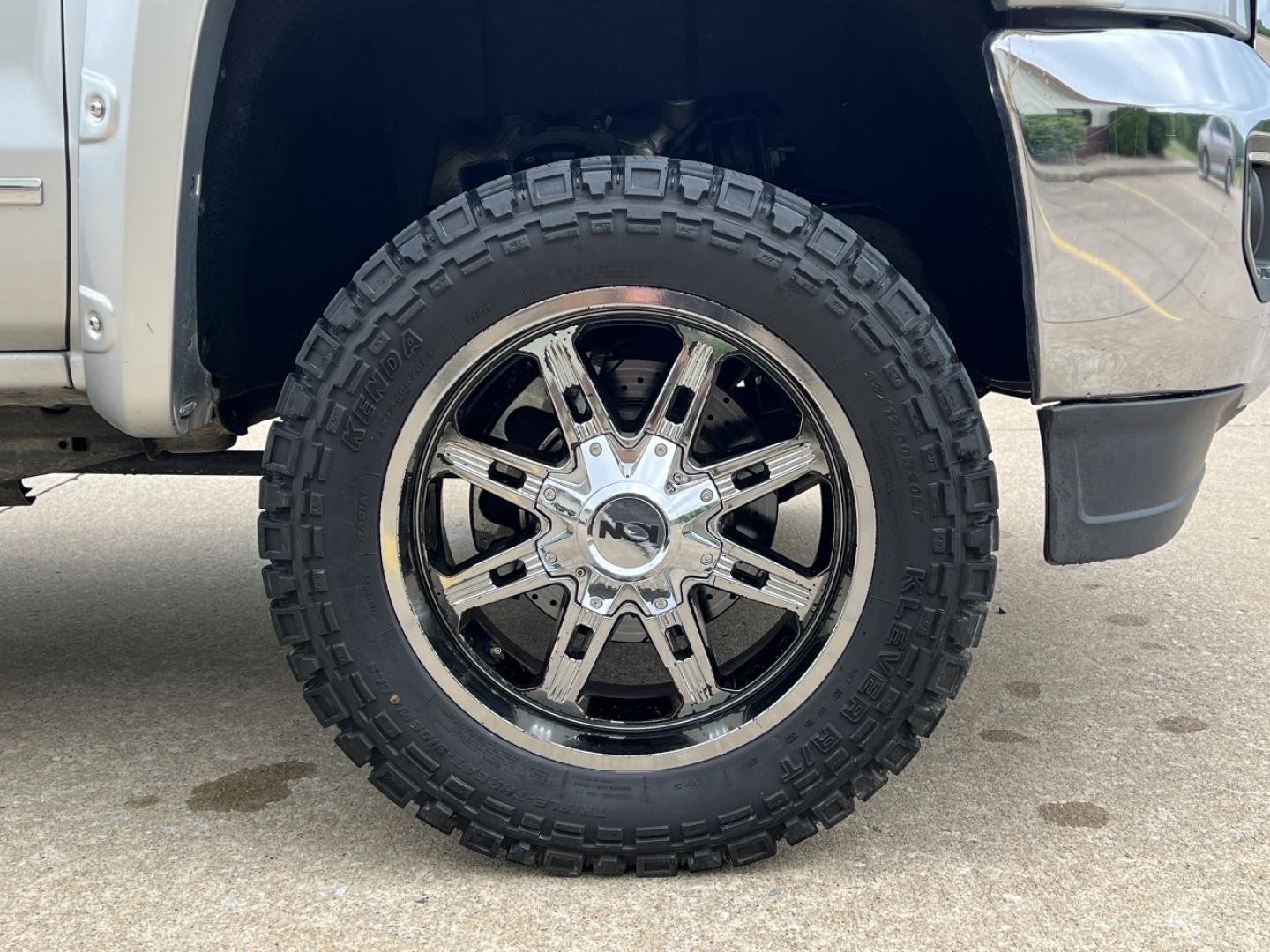 2015 SILVER /Black Leather GMC Sierra 2500HD SLT Crew Cab 4WD (1GT12ZEG4FF) with an 6.0L V8 engine, Automatic transmission, located at 2990 Old Orchard Rd., Jackson, MO, 63755, 37.354214, -89.612106 - 2015 GMC Sierra 2500HD SLT 166xxx miles 4x4 6.0L V8 Automatic Leather Navigation Power/Heated Seats Backup Camera Bluetooth Remote Start Cruise Power Windows/Locks/Mirrors We have financing available and we accept trades! Fill out a credit application on our website or come by today! I - Photo#37