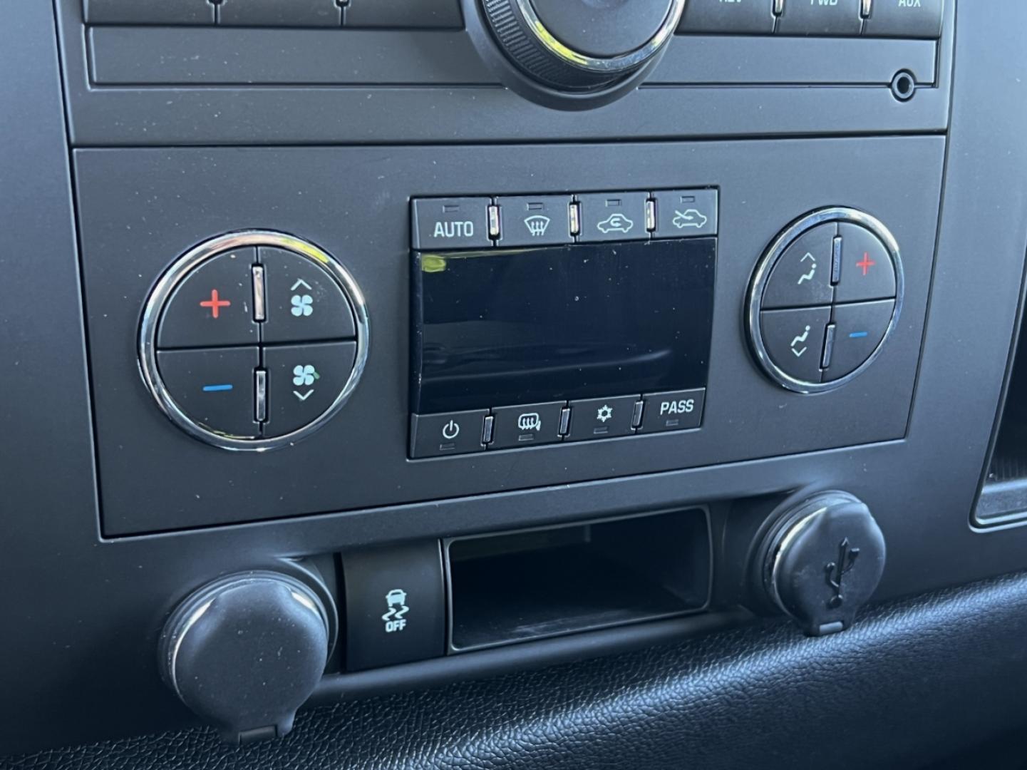 2012 SILVER /Black Cloth GMC Sierra 1500 SLE Crew Cab 4WD (3GTP2VE70CG) with an 5.3L V8 engine, Automatic transmission, located at 2990 Old Orchard Rd., Jackson, MO, 63755, 37.354214, -89.612106 - 2012 GMC Sierra 1500 SLE Only 98xxx miles 4x4 5.3L V8 Automatic Backup Camera Power Driver Seat Cruise Power Windows/Locks/Mirrors We have financing available and we accept trades! Fill out a credit application on our website or come by today! If you have any questions, give us a call at ( - Photo#26