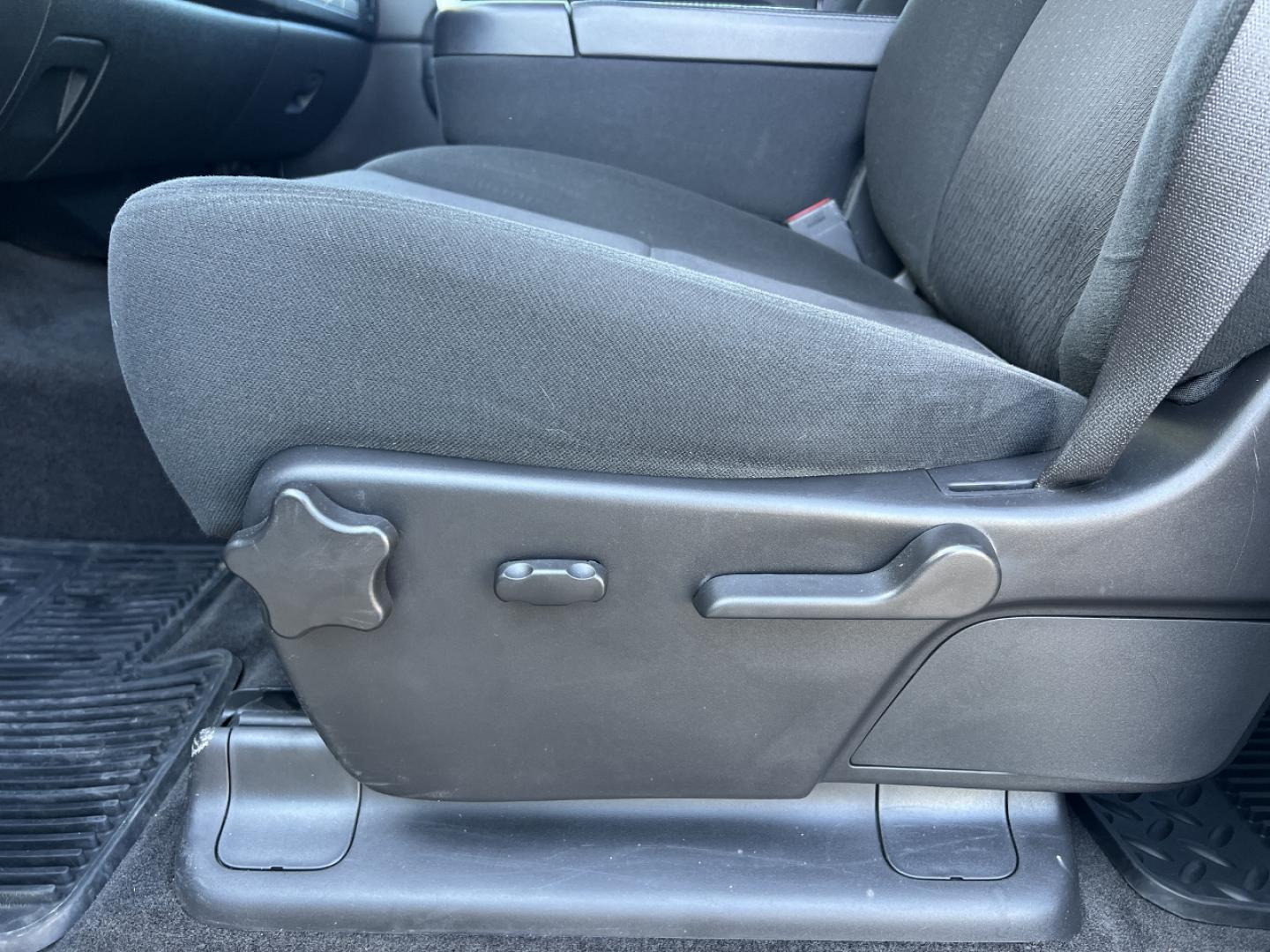 2012 SILVER /Black Cloth GMC Sierra 1500 SLE Crew Cab 4WD (3GTP2VE70CG) with an 5.3L V8 engine, Automatic transmission, located at 2990 Old Orchard Rd., Jackson, MO, 63755, 37.354214, -89.612106 - 2012 GMC Sierra 1500 SLE Only 98xxx miles 4x4 5.3L V8 Automatic Backup Camera Power Driver Seat Cruise Power Windows/Locks/Mirrors We have financing available and we accept trades! Fill out a credit application on our website or come by today! If you have any questions, give us a call at ( - Photo#4