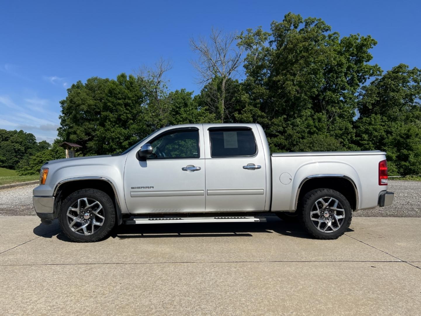 2012 SILVER /Black Cloth GMC Sierra 1500 SLE Crew Cab 4WD (3GTP2VE70CG) with an 5.3L V8 engine, Automatic transmission, located at 2990 Old Orchard Rd., Jackson, MO, 63755, 37.354214, -89.612106 - 2012 GMC Sierra 1500 SLE Only 98xxx miles 4x4 5.3L V8 Automatic Backup Camera Power Driver Seat Cruise Power Windows/Locks/Mirrors We have financing available and we accept trades! Fill out a credit application on our website or come by today! If you have any questions, give us a call at ( - Photo#6