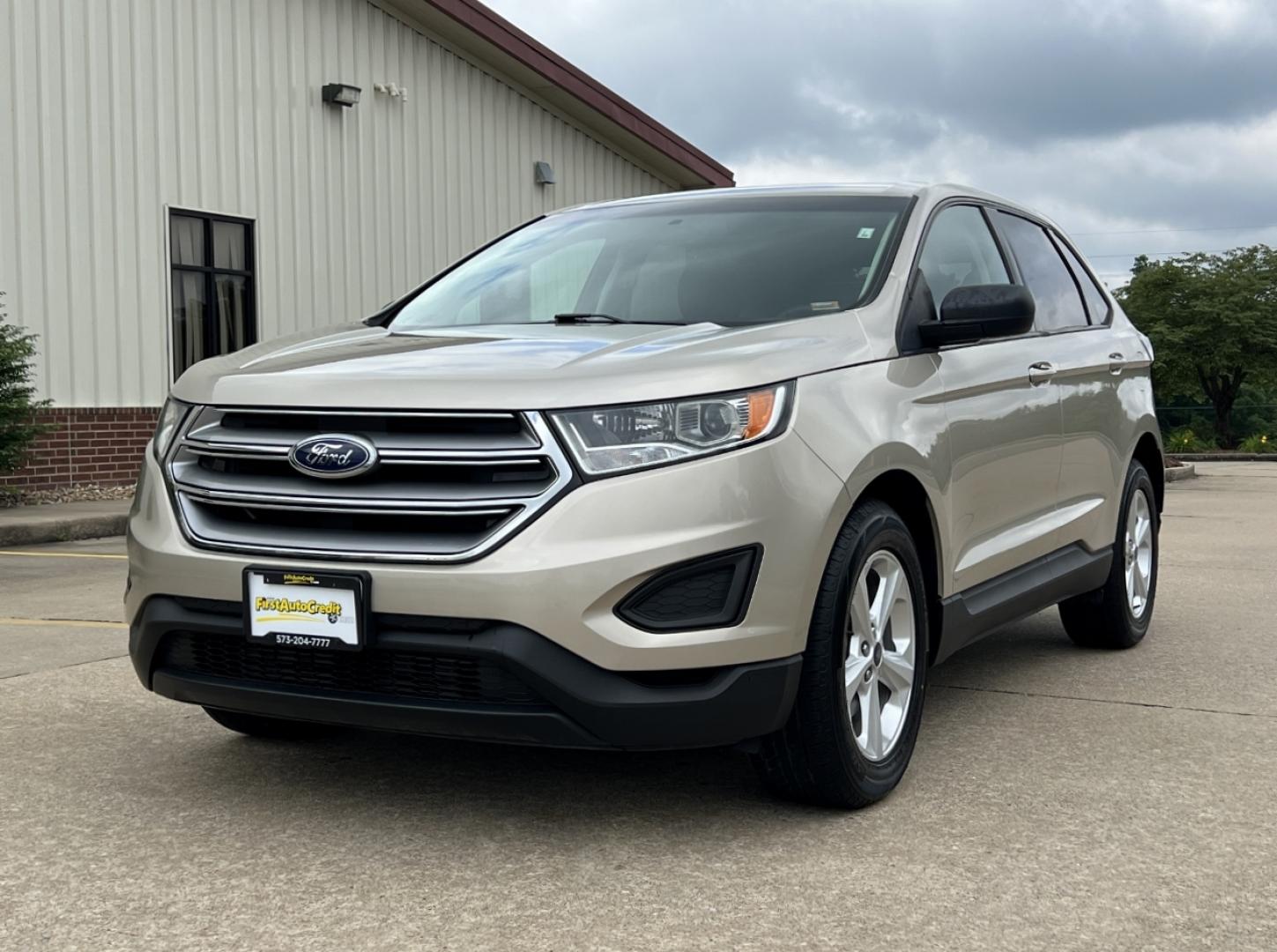 2018 GOLD /Gray Cloth Ford Edge SE FWD (2FMPK3G96JB) with an 2.0L 4 Cyl. engine, Automatic transmission, located at 2990 Old Orchard Rd., Jackson, MO, 63755, 37.354214, -89.612106 - 2018 Ford Edge SE Local 1-Owner Only 46xxx miles Front Wheel Drive 2.0L 4 Cyl. Automatic Backup Camera Bluetooth Cruise Power Windows/Locks/Mirrors We have financing available and we accept trades! Fill out a credit application on our website or come by today! If you have any questions, g - Photo#3
