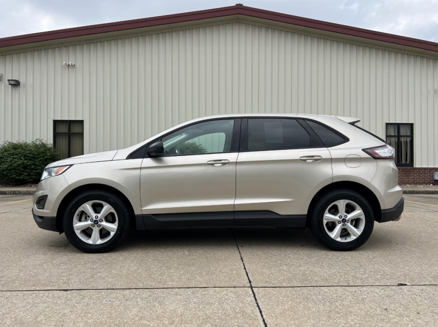 2018 GOLD /Gray Cloth Ford Edge SE FWD (2FMPK3G96JB) with an 2.0L 4 Cyl. engine, Automatic transmission, located at 2990 Old Orchard Rd., Jackson, MO, 63755, 37.354214, -89.612106 - 2018 Ford Edge SE Local 1-Owner Only 46xxx miles Front Wheel Drive 2.0L 4 Cyl. Automatic Backup Camera Bluetooth Cruise Power Windows/Locks/Mirrors We have financing available and we accept trades! Fill out a credit application on our website or come by today! If you have any questions, g - Photo#4