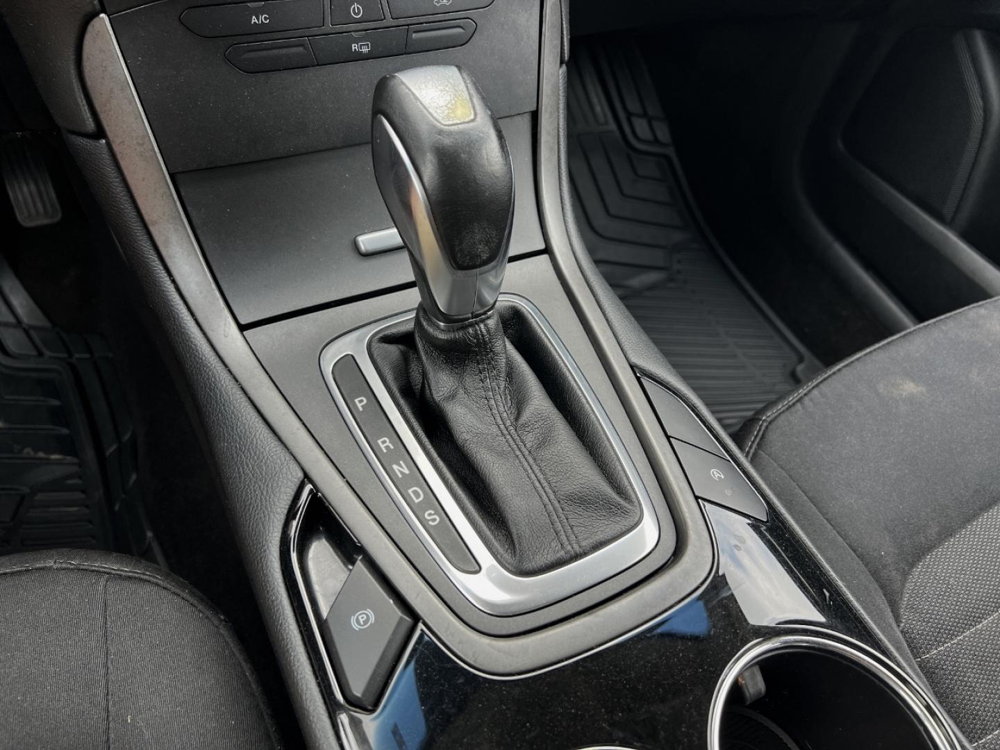 2018 GOLD /Gray Cloth Ford Edge SE FWD (2FMPK3G96JB) with an 2.0L 4 Cyl. engine, Automatic transmission, located at 2990 Old Orchard Rd., Jackson, MO, 63755, 37.354214, -89.612106 - 2018 Ford Edge SE Local 1-Owner Only 46xxx miles Front Wheel Drive 2.0L 4 Cyl. Automatic Backup Camera Bluetooth Cruise Power Windows/Locks/Mirrors We have financing available and we accept trades! Fill out a credit application on our website or come by today! If you have any questions, g - Photo#21