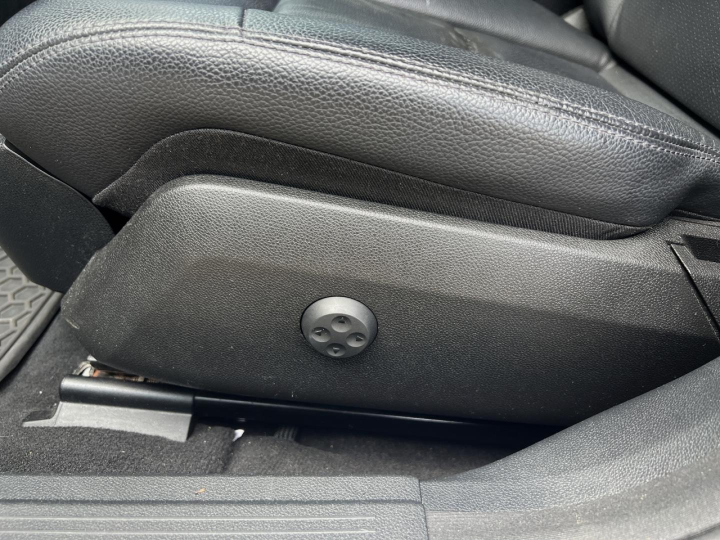 2013 SILVER /Black Leather Mercedes-Benz E-Class Wagon E350 4MATIC Sedan (WDDHF8JB0DA) with an 3.5L V6 engine, Automatic transmission, located at 2990 Old Orchard Rd., Jackson, MO, 63755, 37.354214, -89.612106 - *** SALVAGE TITLE *** 2013 Mercedes-Benz E-Class E350 4Matic 135xxx miles All Wheel Drive 3.5L V6 Automatic Leather Navigation Power/Heated Seats Backup Camera Sunroof Bluetooth Cruise Power Windows/Locks/Mirrors We have financing available and we accept trades! Fill out a credit appli - Photo#32