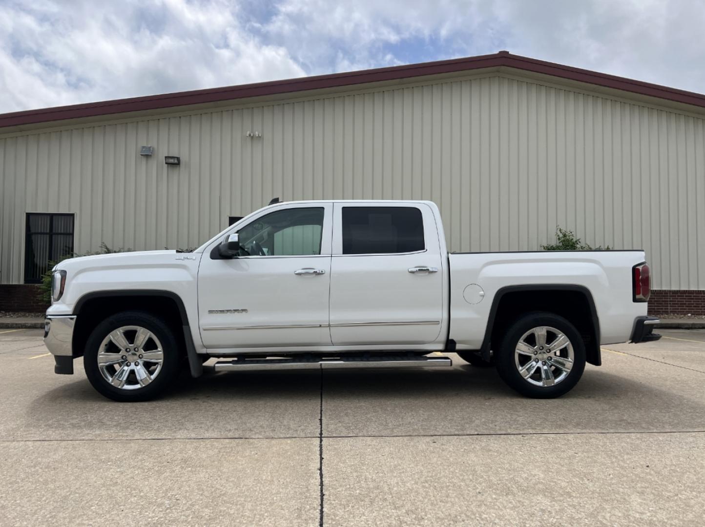 2018 WHITE /Tan Leather GMC Sierra 1500 SLT Crew Cab Short Box 4WD (3GTU2NEC1JG) with an 5.3L V8 engine, Automatic transmission, located at 2990 Old Orchard Rd., Jackson, MO, 63755, 37.354214, -89.612106 - 2018 GMC Sierra 1500 SLT 111xxx miles 4x4 5.3L V8 Automatic Leather Navigation Power/Heated/Cooled Seats Heated Steering Wheel Backup Camera Bluetooth Remote Start Cruise Power Windows/Locks/Mirrors We have financing available and we accept trades! Fill out a credit application on our - Photo#8