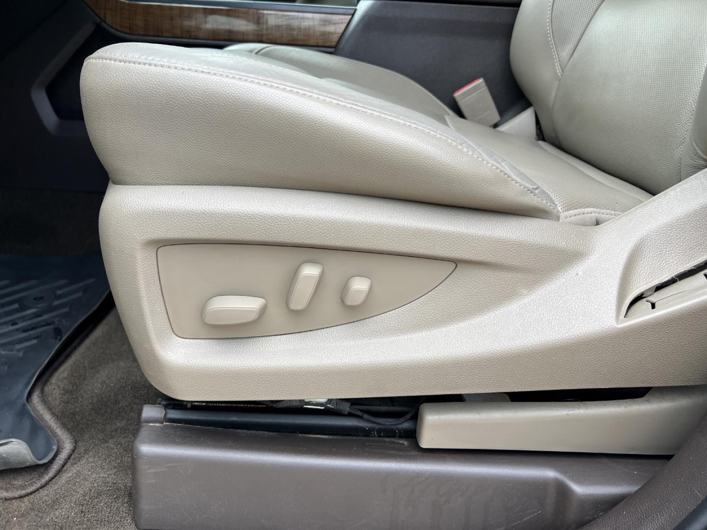 2018 WHITE /Tan Leather GMC Sierra 1500 SLT Crew Cab Short Box 4WD (3GTU2NEC1JG) with an 5.3L V8 engine, Automatic transmission, located at 2990 Old Orchard Rd., Jackson, MO, 63755, 37.354214, -89.612106 - 2018 GMC Sierra 1500 SLT 111xxx miles 4x4 5.3L V8 Automatic Leather Navigation Power/Heated/Cooled Seats Heated Steering Wheel Backup Camera Bluetooth Remote Start Cruise Power Windows/Locks/Mirrors We have financing available and we accept trades! Fill out a credit application on our - Photo#6