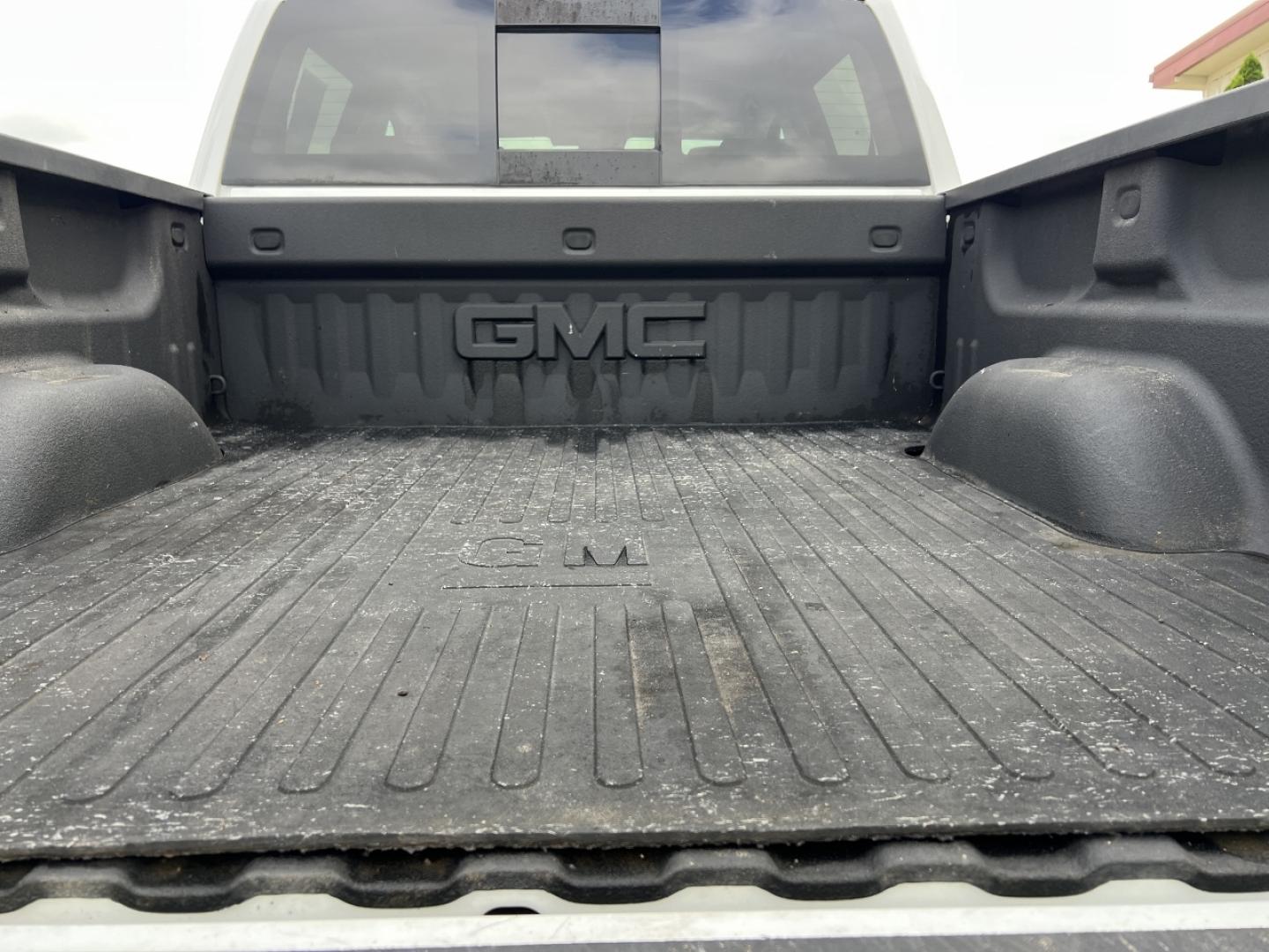 2018 WHITE /Tan Leather GMC Sierra 1500 SLT Crew Cab Short Box 4WD (3GTU2NEC1JG) with an 5.3L V8 engine, Automatic transmission, located at 2990 Old Orchard Rd., Jackson, MO, 63755, 37.354214, -89.612106 - 2018 GMC Sierra 1500 SLT 111xxx miles 4x4 5.3L V8 Automatic Leather Navigation Power/Heated/Cooled Seats Heated Steering Wheel Backup Camera Bluetooth Remote Start Cruise Power Windows/Locks/Mirrors We have financing available and we accept trades! Fill out a credit application on our - Photo#21