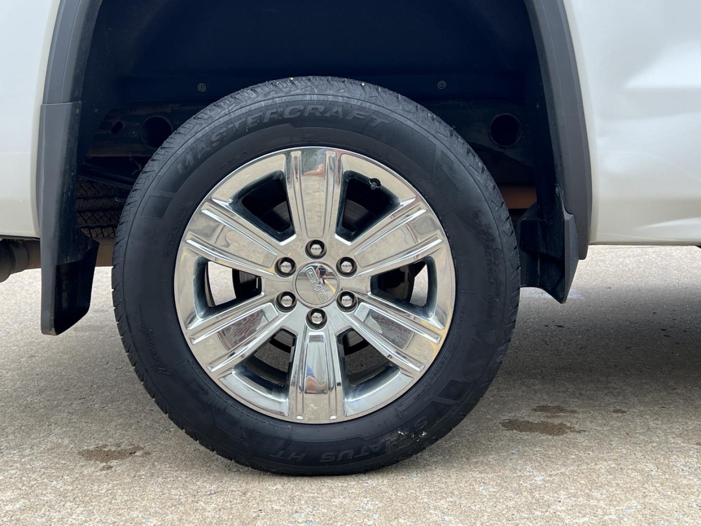 2018 WHITE /Tan Leather GMC Sierra 1500 SLT Crew Cab Short Box 4WD (3GTU2NEC1JG) with an 5.3L V8 engine, Automatic transmission, located at 2990 Old Orchard Rd., Jackson, MO, 63755, 37.354214, -89.612106 - 2018 GMC Sierra 1500 SLT 111xxx miles 4x4 5.3L V8 Automatic Leather Navigation Power/Heated/Cooled Seats Heated Steering Wheel Backup Camera Bluetooth Remote Start Cruise Power Windows/Locks/Mirrors We have financing available and we accept trades! Fill out a credit application on our - Photo#37