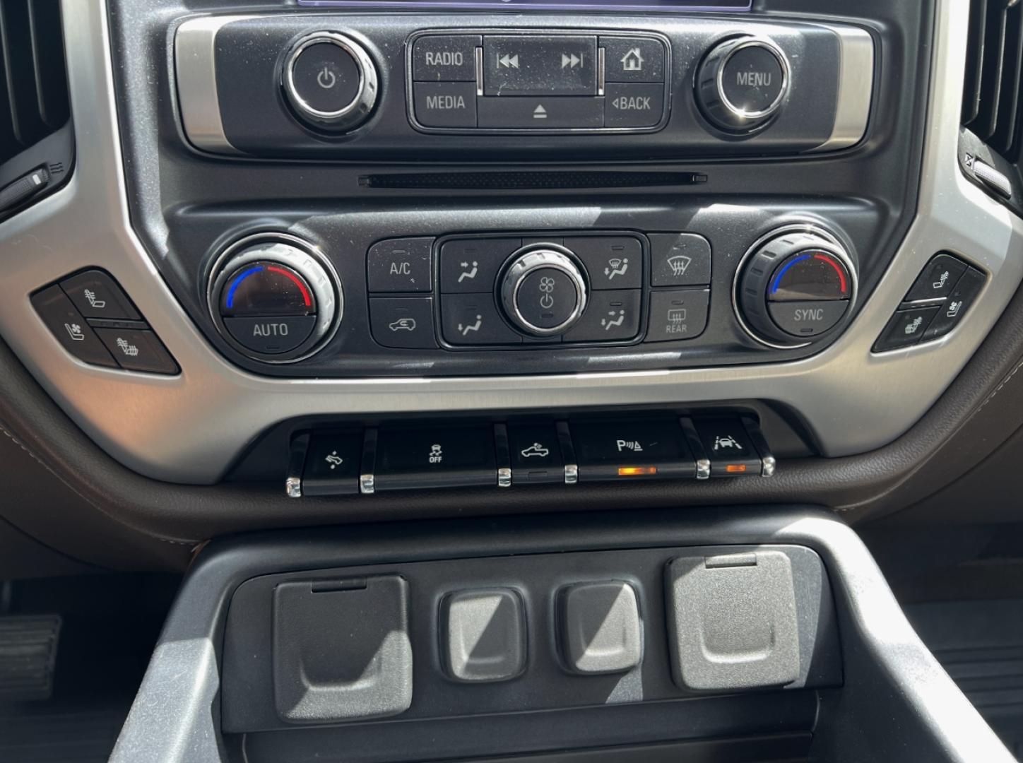 2018 WHITE /Tan Leather GMC Sierra 1500 SLT Crew Cab Short Box 4WD (3GTU2NEC1JG) with an 5.3L V8 engine, Automatic transmission, located at 2990 Old Orchard Rd., Jackson, MO, 63755, 37.354214, -89.612106 - 2018 GMC Sierra 1500 SLT 111xxx miles 4x4 5.3L V8 Automatic Leather Navigation Power/Heated/Cooled Seats Heated Steering Wheel Backup Camera Bluetooth Remote Start Cruise Power Windows/Locks/Mirrors We have financing available and we accept trades! Fill out a credit application on our - Photo#5