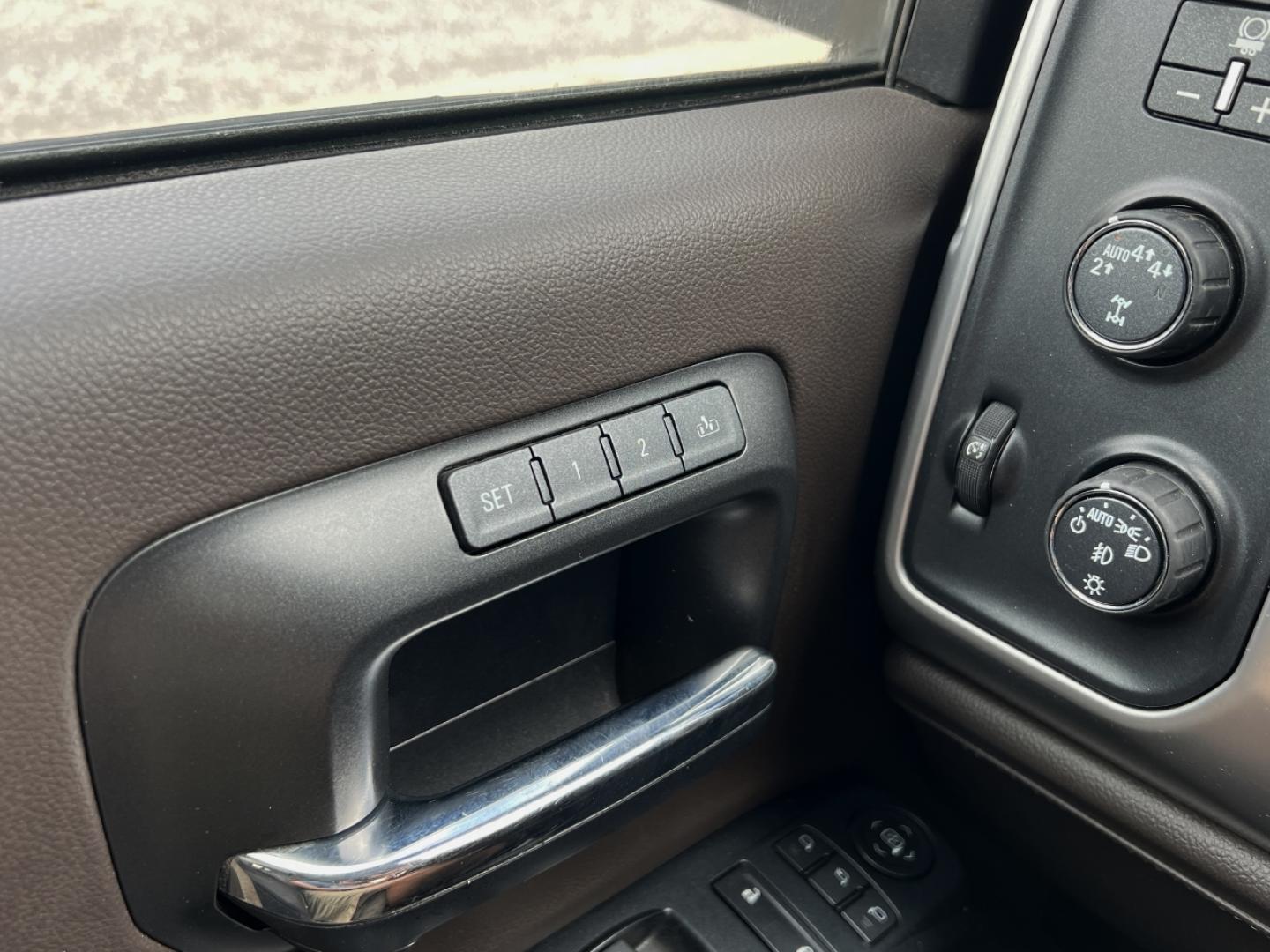 2018 WHITE /Tan Leather GMC Sierra 1500 SLT Crew Cab Short Box 4WD (3GTU2NEC1JG) with an 5.3L V8 engine, Automatic transmission, located at 2990 Old Orchard Rd., Jackson, MO, 63755, 37.354214, -89.612106 - 2018 GMC Sierra 1500 SLT 111xxx miles 4x4 5.3L V8 Automatic Leather Navigation Power/Heated/Cooled Seats Heated Steering Wheel Backup Camera Bluetooth Remote Start Cruise Power Windows/Locks/Mirrors We have financing available and we accept trades! Fill out a credit application on our - Photo#29