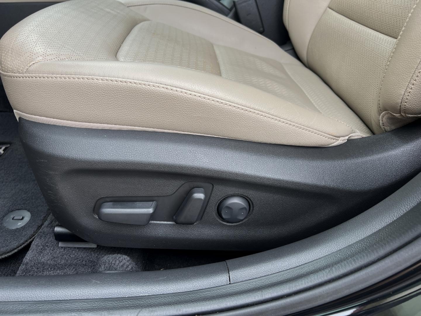 2017 BLACK /Tan Leather Hyundai Elantra Limited (KMHD84LF2HU) with an 1.8L 4 Cyl. engine, Automatic transmission, located at 2990 Old Orchard Rd., Jackson, MO, 63755, 37.354214, -89.612106 - 2017 Hyundai Elantra SE Local 1-Owner Only 56xxx miles Front Wheel Drive 2.0L 4 Cyl. Automatic Leather Navigation Power/Heated Seats Backup Camera Sunroof Bluetooth Cruise Power Windows/Locks/Mirrors We have financing available and we accept trades! Fill out a credit application on our - Photo#6
