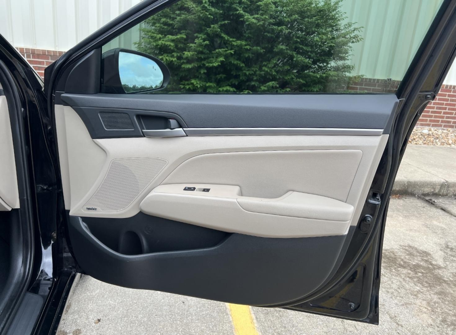 2017 BLACK /Tan Leather Hyundai Elantra Limited (KMHD84LF2HU) with an 1.8L 4 Cyl. engine, Automatic transmission, located at 2990 Old Orchard Rd., Jackson, MO, 63755, 37.354214, -89.612106 - 2017 Hyundai Elantra SE Local 1-Owner Only 56xxx miles Front Wheel Drive 2.0L 4 Cyl. Automatic Leather Navigation Power/Heated Seats Backup Camera Sunroof Bluetooth Cruise Power Windows/Locks/Mirrors We have financing available and we accept trades! Fill out a credit application on our - Photo#16