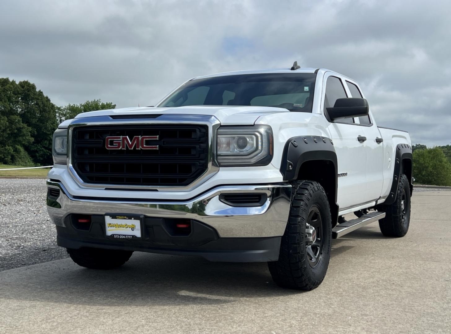 2016 WHITE /Gray Cloth GMC Sierra 1500 Crew Cab 2WD (1GTR1LEC3GZ) with an 5.3L V8 engine, Automatic transmission, located at 2990 Old Orchard Rd., Jackson, MO, 63755, 37.354214, -89.612106 - 2016 GMC Sierra 1500 109xxx miles Rear Wheel Drive 5.3L V8 Automatic Backup Camera Bluetooth Remote Start Cruise Power Windows/Locks/Mirrors We have financing available and we accept trades! Fill out a credit application on our website or come by today! If you have any questions, give us - Photo#4