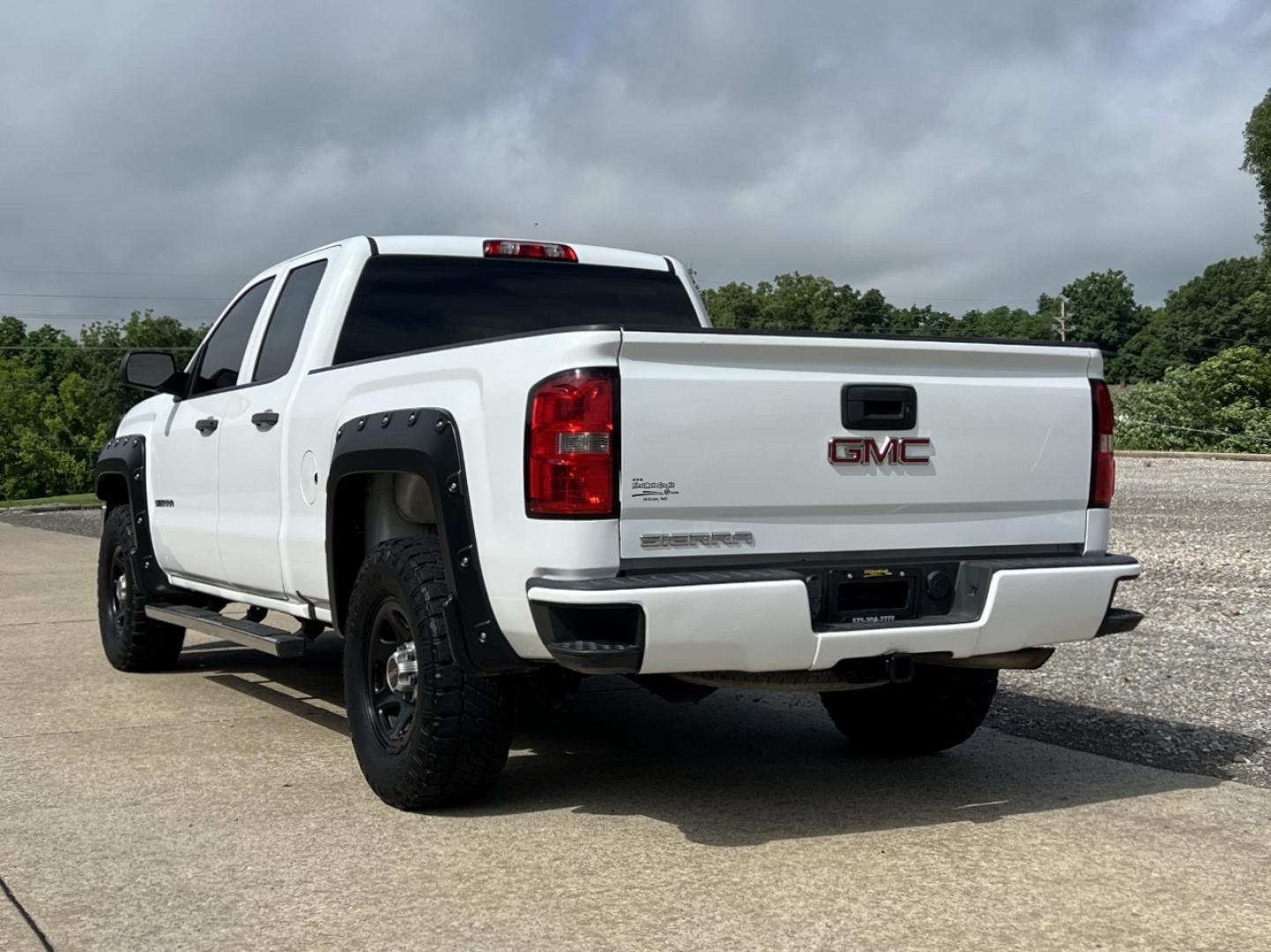2016 WHITE /Gray Cloth GMC Sierra 1500 Crew Cab 2WD (1GTR1LEC3GZ) with an 5.3L V8 engine, Automatic transmission, located at 2990 Old Orchard Rd., Jackson, MO, 63755, 37.354214, -89.612106 - 2016 GMC Sierra 1500 109xxx miles Rear Wheel Drive 5.3L V8 Automatic Backup Camera Bluetooth Remote Start Cruise Power Windows/Locks/Mirrors We have financing available and we accept trades! Fill out a credit application on our website or come by today! If you have any questions, give us - Photo#8