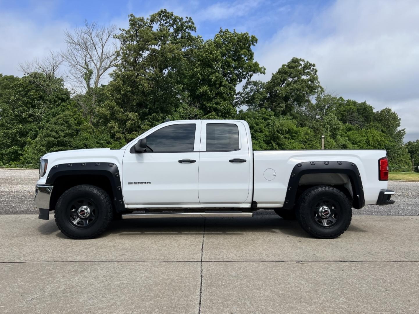 2016 WHITE /Gray Cloth GMC Sierra 1500 Crew Cab 2WD (1GTR1LEC3GZ) with an 5.3L V8 engine, Automatic transmission, located at 2990 Old Orchard Rd., Jackson, MO, 63755, 37.354214, -89.612106 - 2016 GMC Sierra 1500 109xxx miles Rear Wheel Drive 5.3L V8 Automatic Backup Camera Bluetooth Remote Start Cruise Power Windows/Locks/Mirrors We have financing available and we accept trades! Fill out a credit application on our website or come by today! If you have any questions, give us - Photo#5