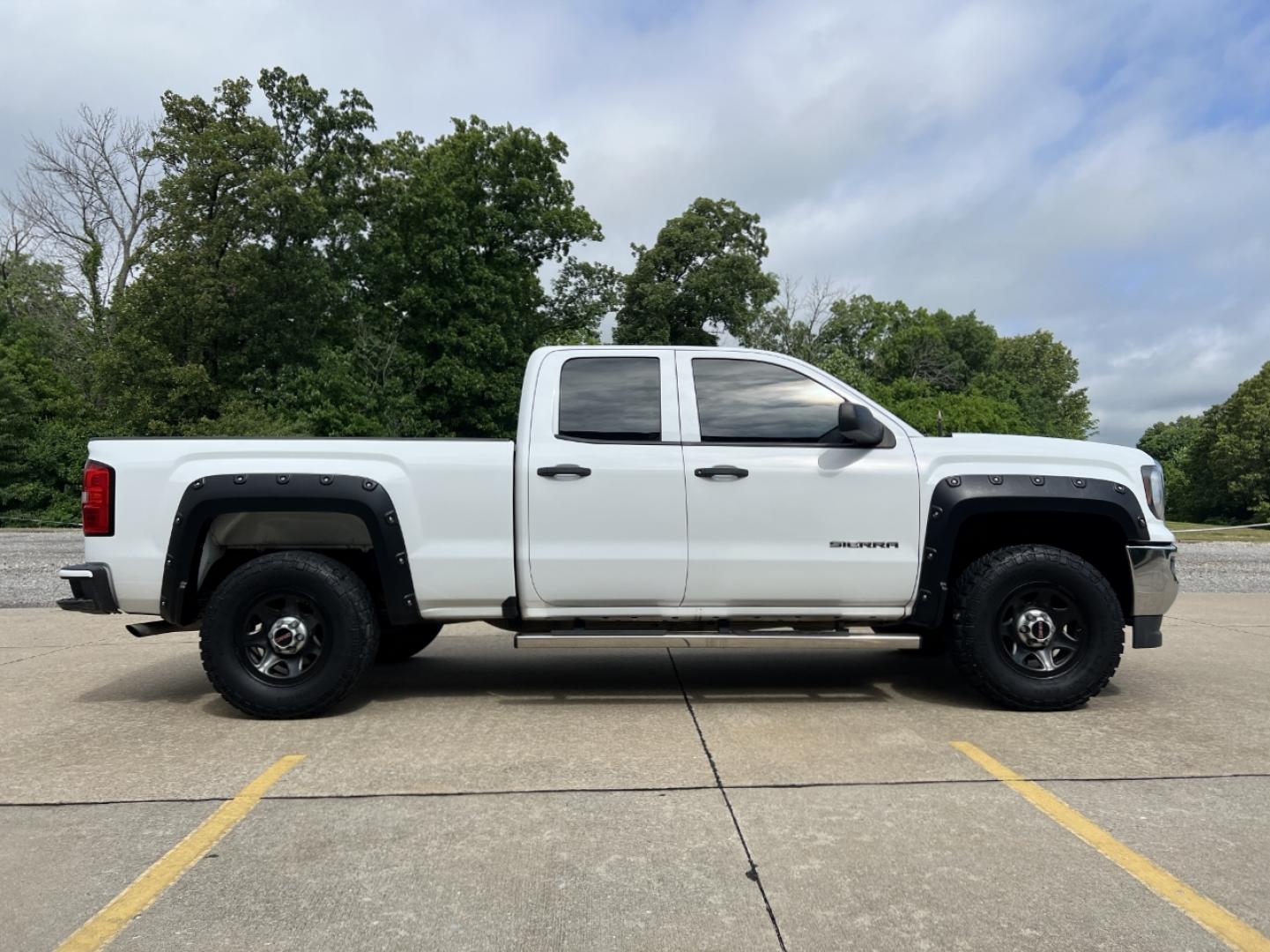 2016 WHITE /Gray Cloth GMC Sierra 1500 Crew Cab 2WD (1GTR1LEC3GZ) with an 5.3L V8 engine, Automatic transmission, located at 2990 Old Orchard Rd., Jackson, MO, 63755, 37.354214, -89.612106 - 2016 GMC Sierra 1500 109xxx miles Rear Wheel Drive 5.3L V8 Automatic Backup Camera Bluetooth Remote Start Cruise Power Windows/Locks/Mirrors We have financing available and we accept trades! Fill out a credit application on our website or come by today! If you have any questions, give us - Photo#6