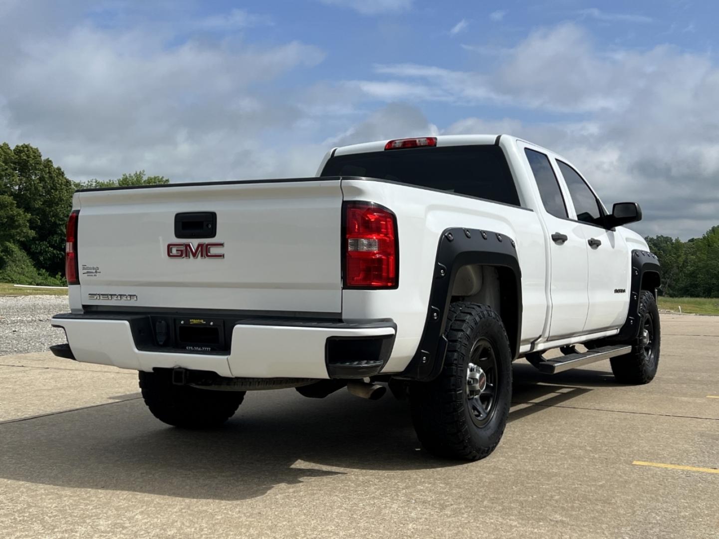 2016 WHITE /Gray Cloth GMC Sierra 1500 Crew Cab 2WD (1GTR1LEC3GZ) with an 5.3L V8 engine, Automatic transmission, located at 2990 Old Orchard Rd., Jackson, MO, 63755, 37.354214, -89.612106 - 2016 GMC Sierra 1500 109xxx miles Rear Wheel Drive 5.3L V8 Automatic Backup Camera Bluetooth Remote Start Cruise Power Windows/Locks/Mirrors We have financing available and we accept trades! Fill out a credit application on our website or come by today! If you have any questions, give us - Photo#7