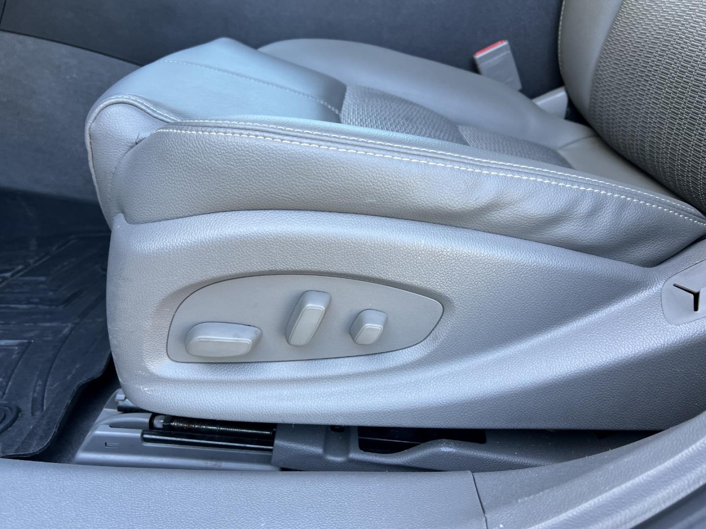 2018 WHITE /Gray Leather Chevrolet Impala LS (2G11Z5SAXJ9) with an 2.5L 4 Cyl. engine, Automatic transmission, located at 2990 Old Orchard Rd., Jackson, MO, 63755, 37.354214, -89.612106 - 2018 Chevrolet Impala LS 1-Owner Only 68xxx miles Front Wheel Drive 2.5L 4 Cyl. Automatic Leather Backup Camera Power Driver Seat Bluetooth Cruise Power Windows/Locks/Mirrors We have financing available and we accept trades! Fill out a credit application on our website or come by today! - Photo#3