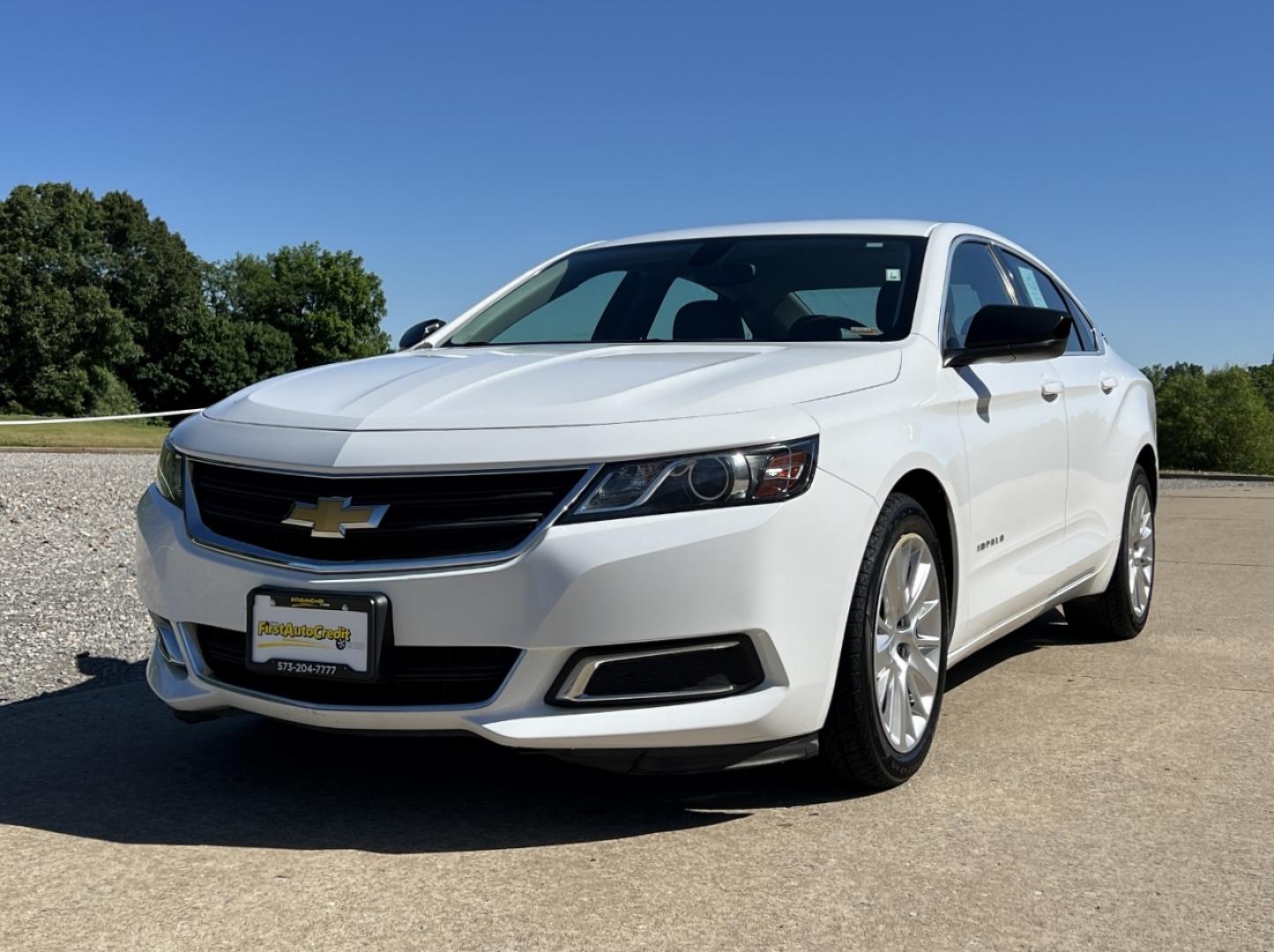 2018 WHITE /Gray Leather Chevrolet Impala LS (2G11Z5SAXJ9) with an 2.5L 4 Cyl. engine, Automatic transmission, located at 2990 Old Orchard Rd., Jackson, MO, 63755, 37.354214, -89.612106 - 2018 Chevrolet Impala LS 1-Owner Only 68xxx miles Front Wheel Drive 2.5L 4 Cyl. Automatic Leather Backup Camera Power Driver Seat Bluetooth Cruise Power Windows/Locks/Mirrors We have financing available and we accept trades! Fill out a credit application on our website or come by today! - Photo#4
