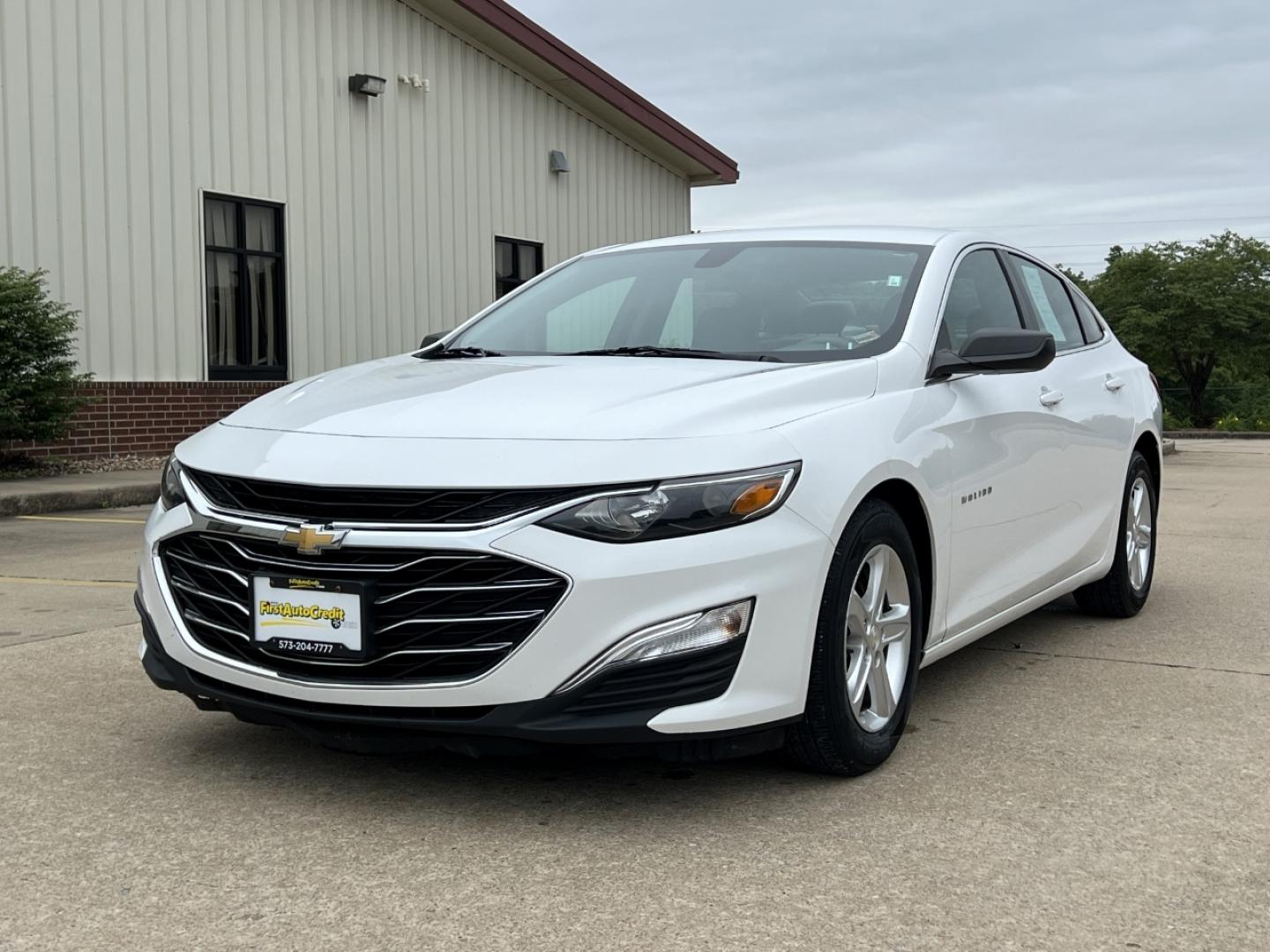 2020 WHITE /Gray Cloth Chevrolet Malibu LS (1G1ZC5ST4LF) with an 1.5L 4 Cyl. engine, Automatic transmission, located at 2990 Old Orchard Rd., Jackson, MO, 63755, 37.354214, -89.612106 - 2020 Chevrolet Malibu LS 1-Owner 119xxx miles Front Wheel Drive 1.5L 4 Cyl. Automatic Backup Camera Bluetooth Cruise Power Windows/Locks/Mirrors We have financing available and we accept trades! Fill out a credit application on our website or come by today! If you have any questions, give - Photo#3