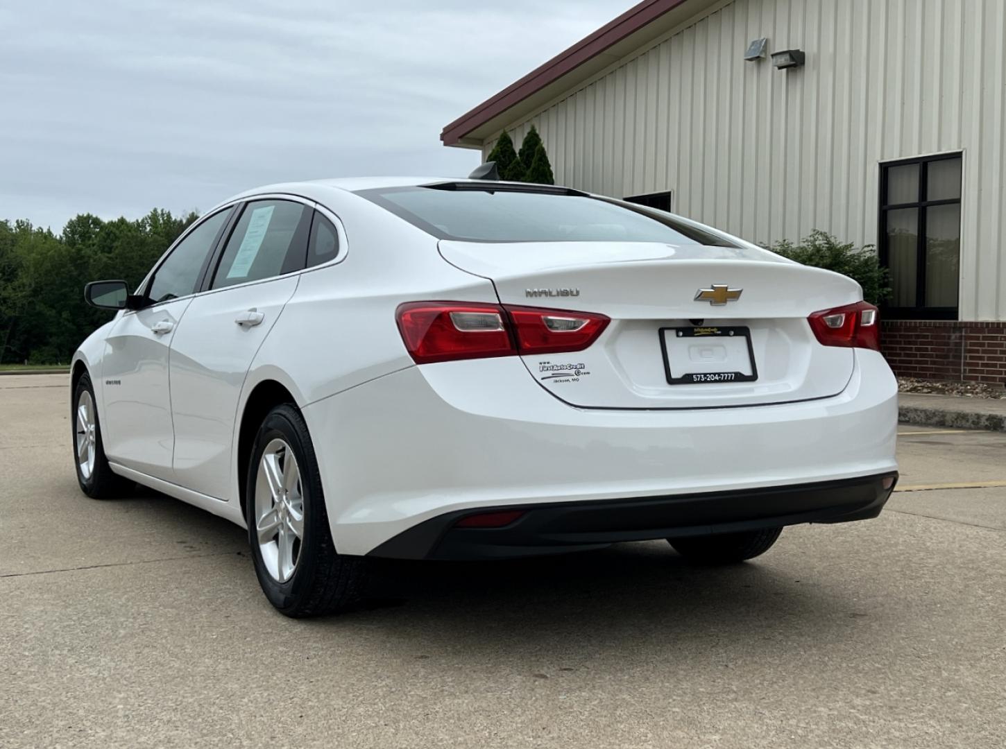 2020 WHITE /Gray Cloth Chevrolet Malibu LS (1G1ZC5ST4LF) with an 1.5L 4 Cyl. engine, Automatic transmission, located at 2990 Old Orchard Rd., Jackson, MO, 63755, 37.354214, -89.612106 - 2020 Chevrolet Malibu LS 1-Owner 119xxx miles Front Wheel Drive 1.5L 4 Cyl. Automatic Backup Camera Bluetooth Cruise Power Windows/Locks/Mirrors We have financing available and we accept trades! Fill out a credit application on our website or come by today! If you have any questions, give - Photo#7