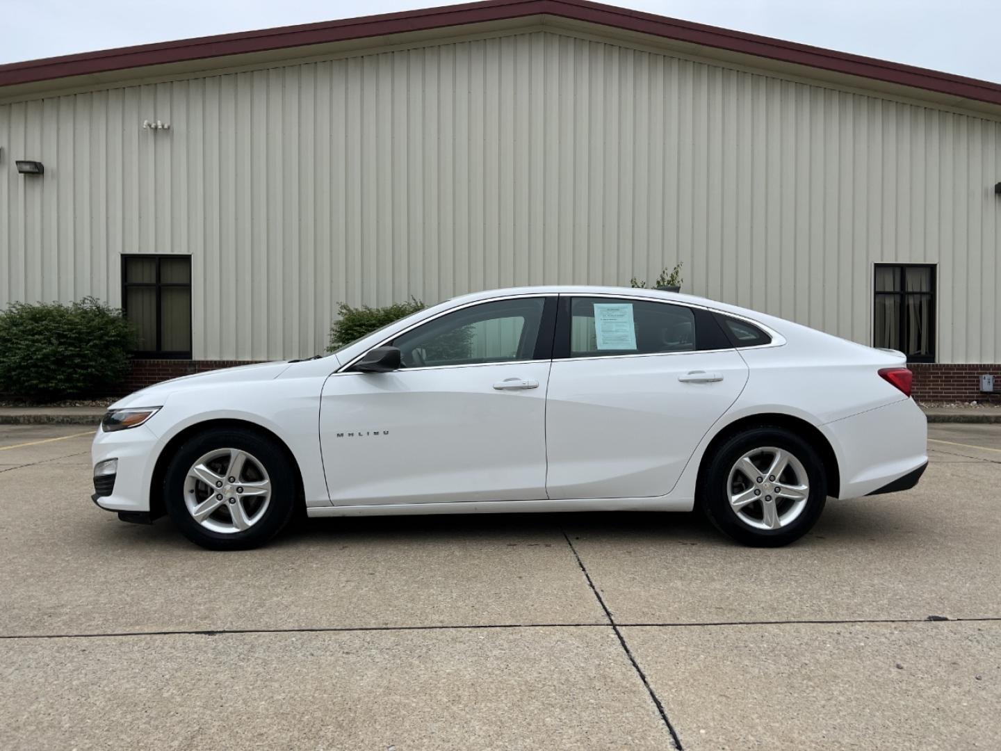 2020 WHITE /Gray Cloth Chevrolet Malibu LS (1G1ZC5ST4LF) with an 1.5L 4 Cyl. engine, Automatic transmission, located at 2990 Old Orchard Rd., Jackson, MO, 63755, 37.354214, -89.612106 - 2020 Chevrolet Malibu LS 1-Owner 119xxx miles Front Wheel Drive 1.5L 4 Cyl. Automatic Backup Camera Bluetooth Cruise Power Windows/Locks/Mirrors We have financing available and we accept trades! Fill out a credit application on our website or come by today! If you have any questions, give - Photo#4
