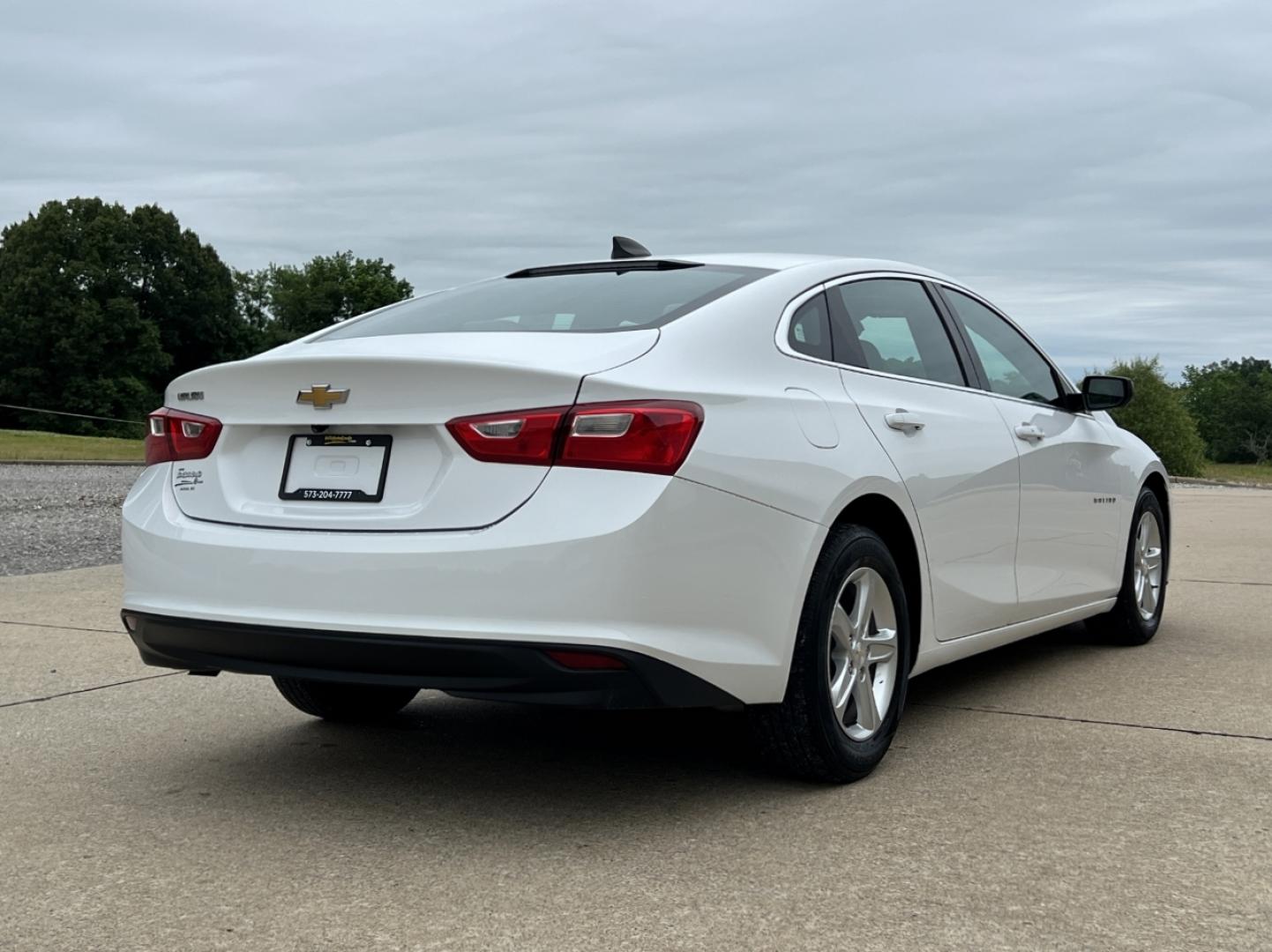 2020 WHITE /Gray Cloth Chevrolet Malibu LS (1G1ZC5ST4LF) with an 1.5L 4 Cyl. engine, Automatic transmission, located at 2990 Old Orchard Rd., Jackson, MO, 63755, 37.354214, -89.612106 - 2020 Chevrolet Malibu LS 1-Owner 119xxx miles Front Wheel Drive 1.5L 4 Cyl. Automatic Backup Camera Bluetooth Cruise Power Windows/Locks/Mirrors We have financing available and we accept trades! Fill out a credit application on our website or come by today! If you have any questions, give - Photo#6