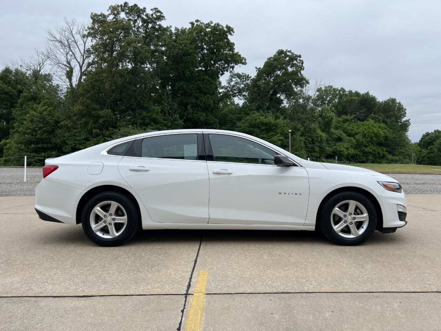 2020 WHITE /Gray Cloth Chevrolet Malibu LS (1G1ZC5ST4LF) with an 1.5L 4 Cyl. engine, Automatic transmission, located at 2990 Old Orchard Rd., Jackson, MO, 63755, 37.354214, -89.612106 - 2020 Chevrolet Malibu LS 1-Owner 119xxx miles Front Wheel Drive 1.5L 4 Cyl. Automatic Backup Camera Bluetooth Cruise Power Windows/Locks/Mirrors We have financing available and we accept trades! Fill out a credit application on our website or come by today! If you have any questions, give - Photo#5