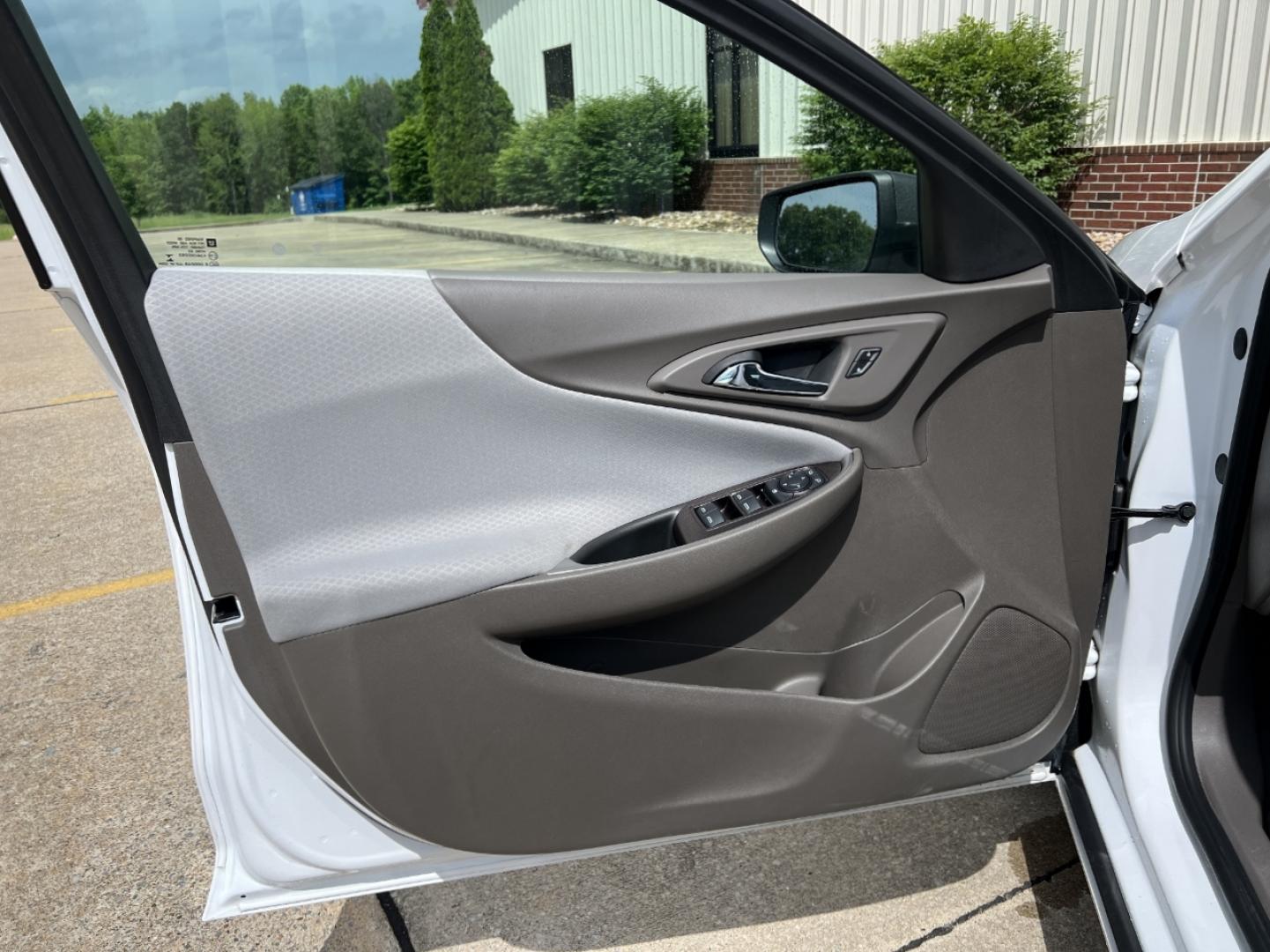 2020 WHITE /Gray Cloth Chevrolet Malibu LS (1G1ZC5ST4LF) with an 1.5L 4 Cyl. engine, Automatic transmission, located at 2990 Old Orchard Rd., Jackson, MO, 63755, 37.354214, -89.612106 - 2020 Chevrolet Malibu LS 1-Owner 90xxx miles Front Wheel Drive 1.5L 4 Cyl. Automatic Backup Camera Bluetooth Cruise Power Windows/Locks/Mirrors We have financing available and we accept trades! Fill out a credit application on our website or come by today! If you have any questions, give - Photo#10