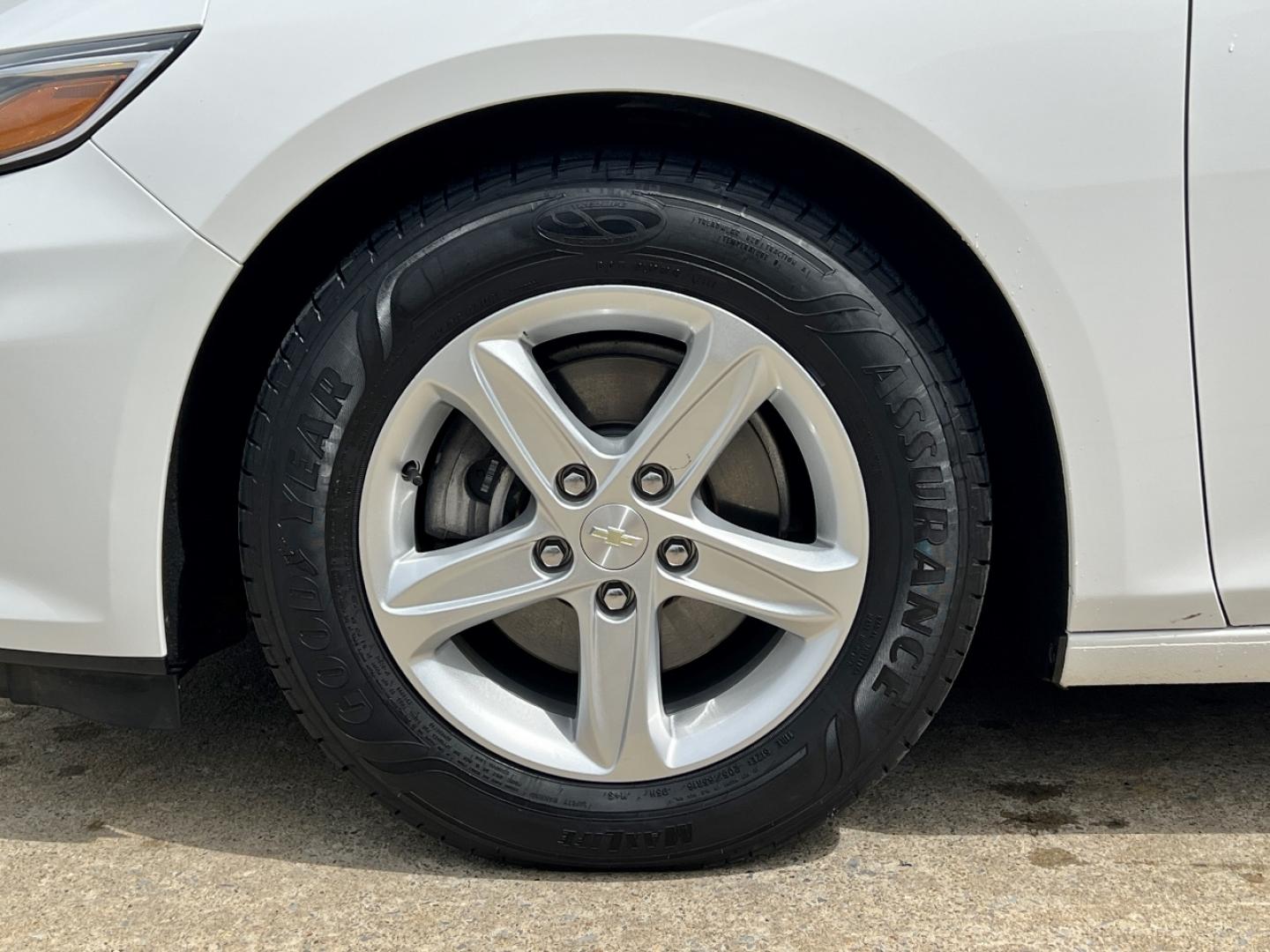 2020 WHITE /Gray Cloth Chevrolet Malibu LS (1G1ZC5ST4LF) with an 1.5L 4 Cyl. engine, Automatic transmission, located at 2990 Old Orchard Rd., Jackson, MO, 63755, 37.354214, -89.612106 - 2020 Chevrolet Malibu LS 1-Owner 90xxx miles Front Wheel Drive 1.5L 4 Cyl. Automatic Backup Camera Bluetooth Cruise Power Windows/Locks/Mirrors We have financing available and we accept trades! Fill out a credit application on our website or come by today! If you have any questions, give - Photo#33