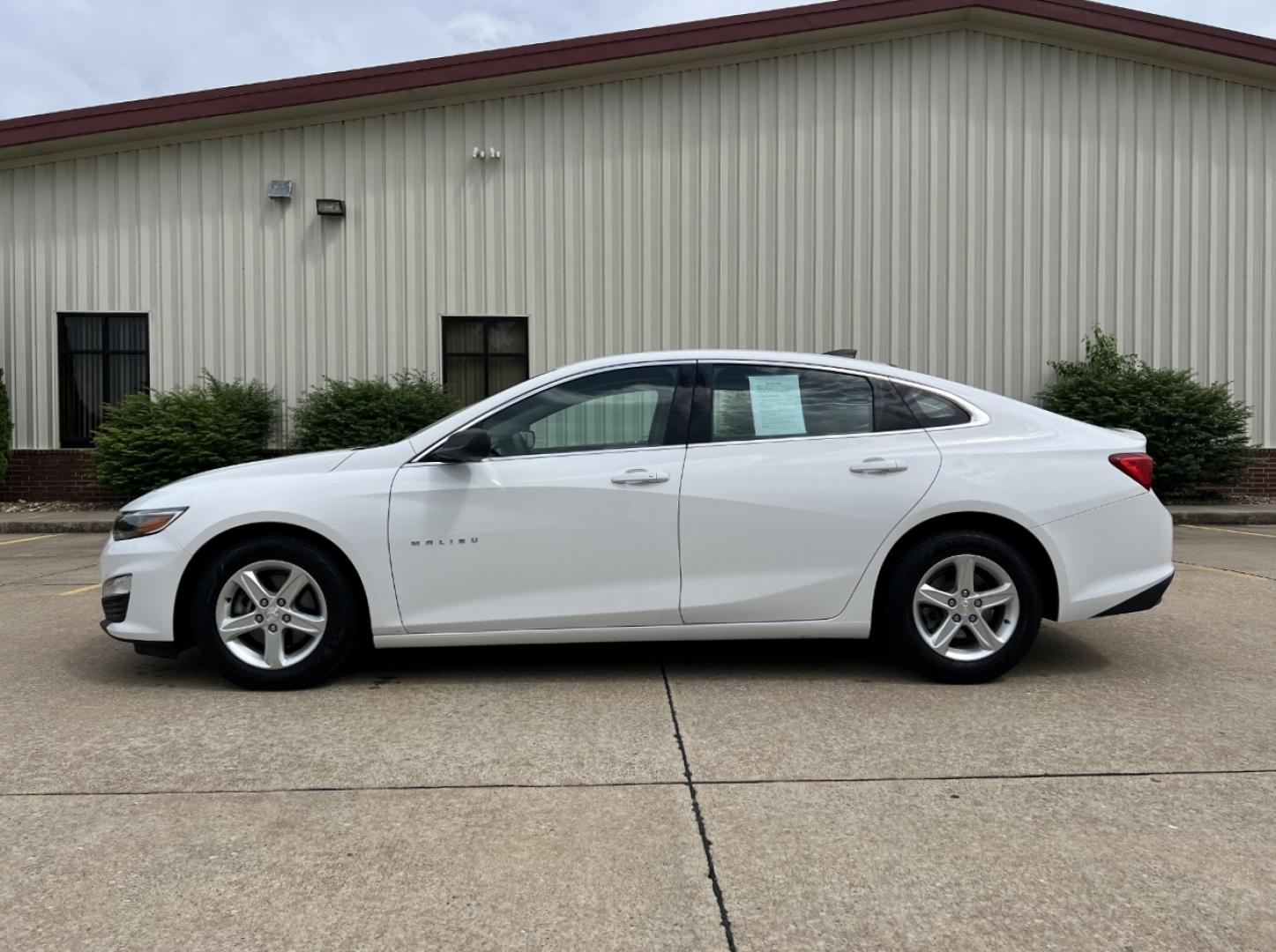 2020 WHITE /Gray Cloth Chevrolet Malibu LS (1G1ZC5ST4LF) with an 1.5L 4 Cyl. engine, Automatic transmission, located at 2990 Old Orchard Rd., Jackson, MO, 63755, 37.354214, -89.612106 - 2020 Chevrolet Malibu LS 1-Owner 90xxx miles Front Wheel Drive 1.5L 4 Cyl. Automatic Backup Camera Bluetooth Cruise Power Windows/Locks/Mirrors We have financing available and we accept trades! Fill out a credit application on our website or come by today! If you have any questions, give - Photo#4