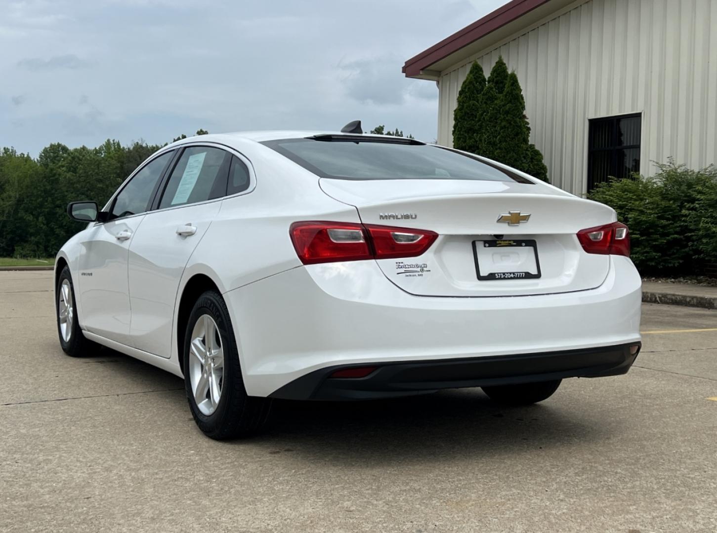 2020 WHITE /Gray Cloth Chevrolet Malibu LS (1G1ZC5ST4LF) with an 1.5L 4 Cyl. engine, Automatic transmission, located at 2990 Old Orchard Rd., Jackson, MO, 63755, 37.354214, -89.612106 - 2020 Chevrolet Malibu LS 1-Owner 90xxx miles Front Wheel Drive 1.5L 4 Cyl. Automatic Backup Camera Bluetooth Cruise Power Windows/Locks/Mirrors We have financing available and we accept trades! Fill out a credit application on our website or come by today! If you have any questions, give - Photo#7