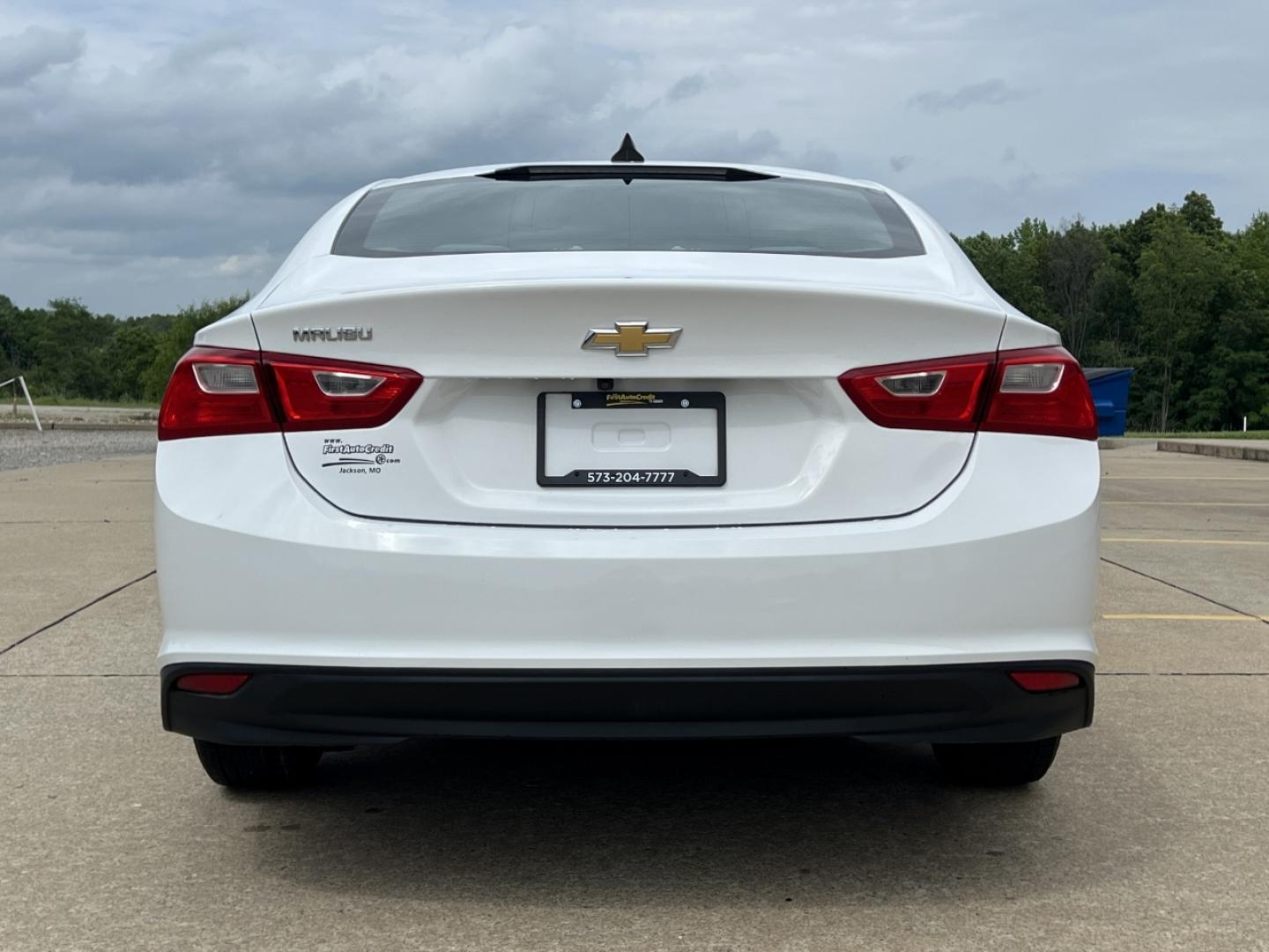 2020 WHITE /Gray Cloth Chevrolet Malibu LS (1G1ZC5ST4LF) with an 1.5L 4 Cyl. engine, Automatic transmission, located at 2990 Old Orchard Rd., Jackson, MO, 63755, 37.354214, -89.612106 - 2020 Chevrolet Malibu LS 1-Owner 90xxx miles Front Wheel Drive 1.5L 4 Cyl. Automatic Backup Camera Bluetooth Cruise Power Windows/Locks/Mirrors We have financing available and we accept trades! Fill out a credit application on our website or come by today! If you have any questions, give - Photo#8