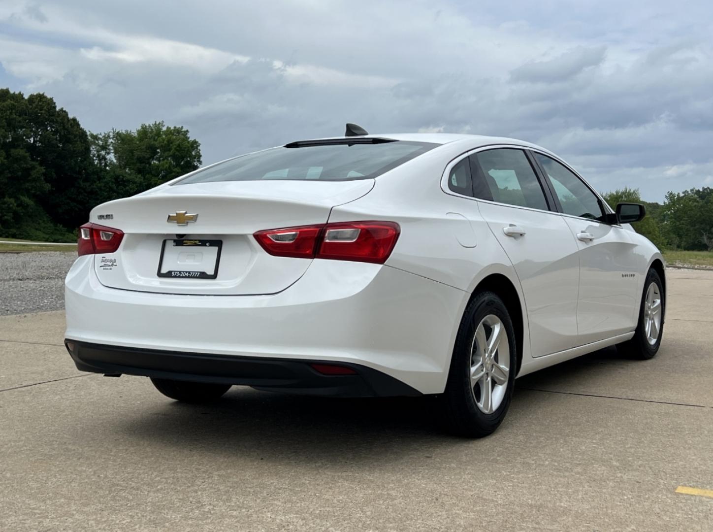 2020 WHITE /Gray Cloth Chevrolet Malibu LS (1G1ZC5ST4LF) with an 1.5L 4 Cyl. engine, Automatic transmission, located at 2990 Old Orchard Rd., Jackson, MO, 63755, 37.354214, -89.612106 - 2020 Chevrolet Malibu LS 1-Owner 90xxx miles Front Wheel Drive 1.5L 4 Cyl. Automatic Backup Camera Bluetooth Cruise Power Windows/Locks/Mirrors We have financing available and we accept trades! Fill out a credit application on our website or come by today! If you have any questions, give - Photo#6