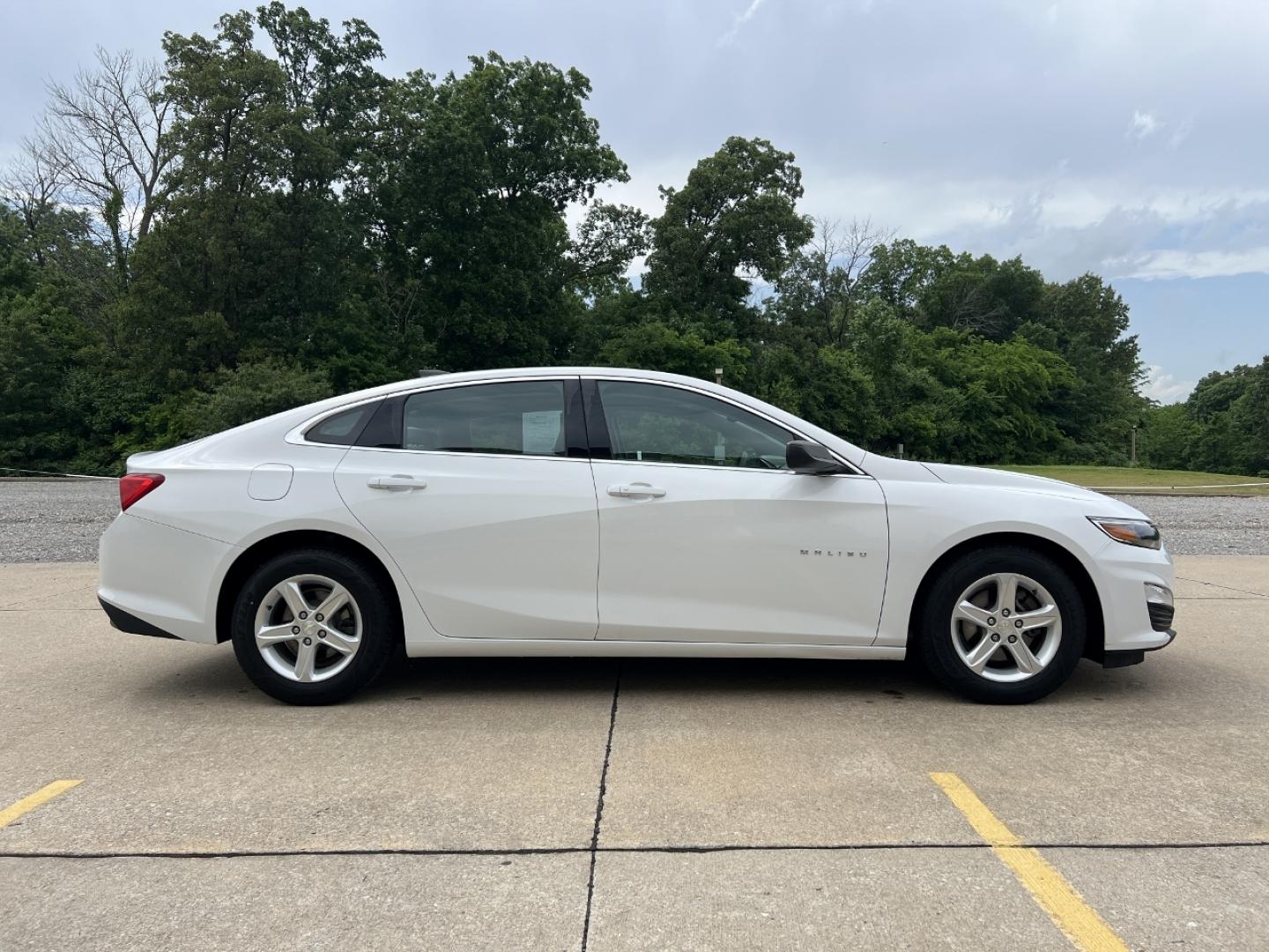 2020 WHITE /Gray Cloth Chevrolet Malibu LS (1G1ZC5ST4LF) with an 1.5L 4 Cyl. engine, Automatic transmission, located at 2990 Old Orchard Rd., Jackson, MO, 63755, 37.354214, -89.612106 - 2020 Chevrolet Malibu LS 1-Owner 90xxx miles Front Wheel Drive 1.5L 4 Cyl. Automatic Backup Camera Bluetooth Cruise Power Windows/Locks/Mirrors We have financing available and we accept trades! Fill out a credit application on our website or come by today! If you have any questions, give - Photo#5