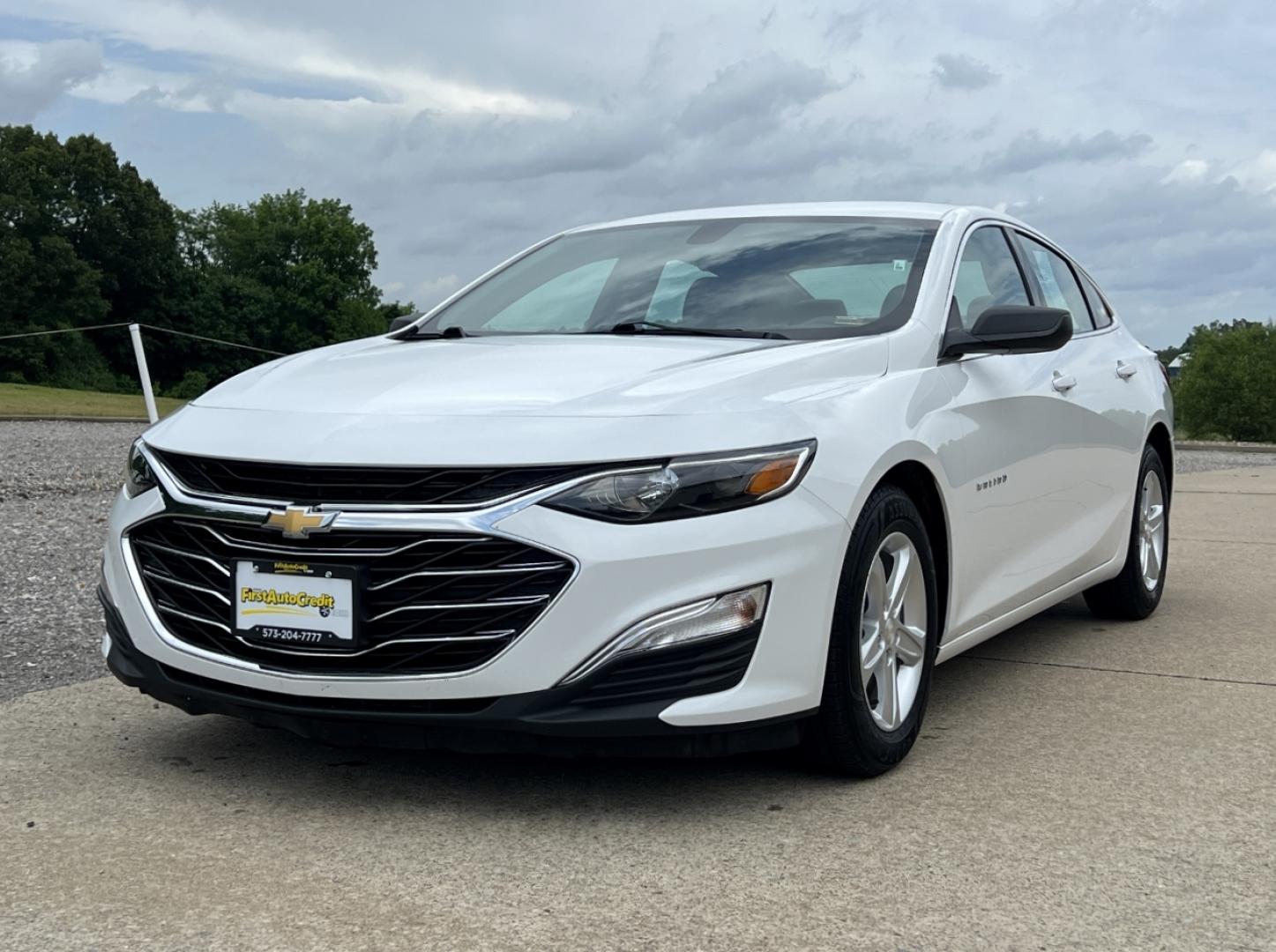 2020 WHITE /Gray Cloth Chevrolet Malibu LS (1G1ZC5ST4LF) with an 1.5L 4 Cyl. engine, Automatic transmission, located at 2990 Old Orchard Rd., Jackson, MO, 63755, 37.354214, -89.612106 - 2020 Chevrolet Malibu LS 1-Owner 90xxx miles Front Wheel Drive 1.5L 4 Cyl. Automatic Backup Camera Bluetooth Cruise Power Windows/Locks/Mirrors We have financing available and we accept trades! Fill out a credit application on our website or come by today! If you have any questions, give - Photo#3