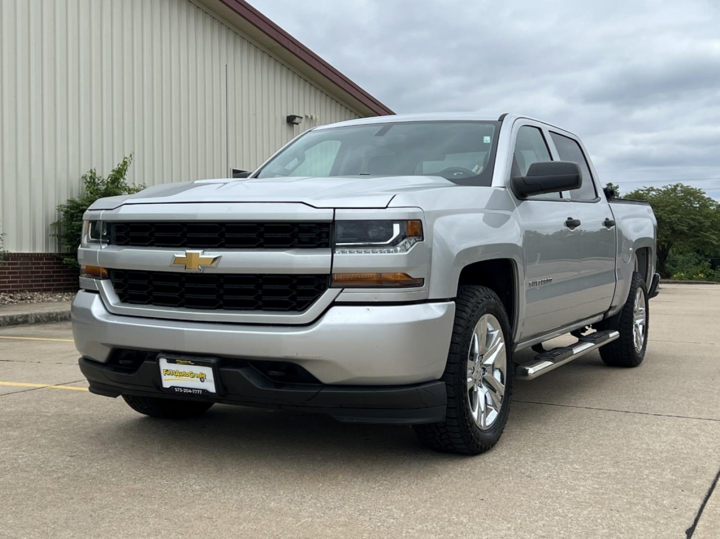 2018 SILVER /Gray Cloth Chevrolet Silverado 1500 Custom Crew Cab 4WD (3GCUKPEC9JG) with an 5.3L V8 engine, Automatic transmission, located at 2990 Old Orchard Rd., Jackson, MO, 63755, 37.354214, -89.612106 - 2018 Chevrolet Silverado 1500 Custom 124xxx miles 4x4 5.3L V8 Automatic Backup Camera Bluetooth Cruise Power Windows/Locks/Mirrors We have financing available and we accept trades! Fill out a credit application on our website or come by today! If you have any questions, give us a call at ( - Photo#4