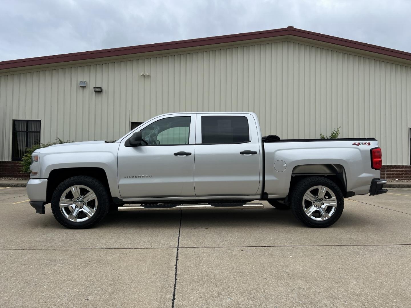 2018 SILVER /Gray Cloth Chevrolet Silverado 1500 Custom Crew Cab 4WD (3GCUKPEC9JG) with an 5.3L V8 engine, Automatic transmission, located at 2990 Old Orchard Rd., Jackson, MO, 63755, 37.354214, -89.612106 - 2018 Chevrolet Silverado 1500 Custom 124xxx miles 4x4 5.3L V8 Automatic Backup Camera Bluetooth Cruise Power Windows/Locks/Mirrors We have financing available and we accept trades! Fill out a credit application on our website or come by today! If you have any questions, give us a call at ( - Photo#5