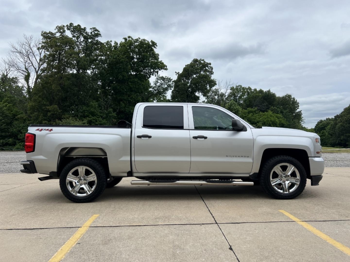 2018 SILVER /Gray Cloth Chevrolet Silverado 1500 Custom Crew Cab 4WD (3GCUKPEC9JG) with an 5.3L V8 engine, Automatic transmission, located at 2990 Old Orchard Rd., Jackson, MO, 63755, 37.354214, -89.612106 - 2018 Chevrolet Silverado 1500 Custom 124xxx miles 4x4 5.3L V8 Automatic Backup Camera Bluetooth Cruise Power Windows/Locks/Mirrors We have financing available and we accept trades! Fill out a credit application on our website or come by today! If you have any questions, give us a call at ( - Photo#6