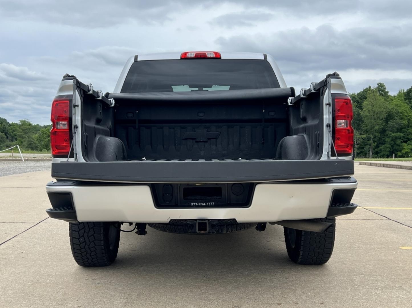 2018 SILVER /Gray Cloth Chevrolet Silverado 1500 Custom Crew Cab 4WD (3GCUKPEC9JG) with an 5.3L V8 engine, Automatic transmission, located at 2990 Old Orchard Rd., Jackson, MO, 63755, 37.354214, -89.612106 - 2018 Chevrolet Silverado 1500 Custom 124xxx miles 4x4 5.3L V8 Automatic Backup Camera Bluetooth Cruise Power Windows/Locks/Mirrors We have financing available and we accept trades! Fill out a credit application on our website or come by today! If you have any questions, give us a call at ( - Photo#17