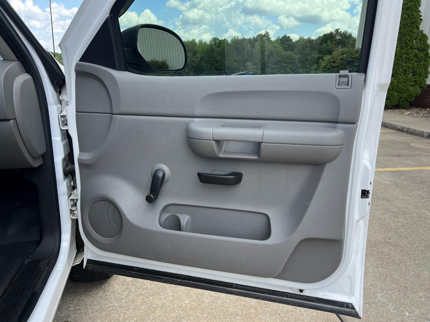 2009 WHITE /Black Cloth Chevrolet Silverado 1500 Work Truck Long Box 2WD (1GCEC14X49Z) with an 4.3L V6 engine, Automatic transmission, located at 2990 Old Orchard Rd., Jackson, MO, 63755, 37.354214, -89.612106 - 2009 Chevrolet Silverado 1500 162xxx miles Rear Wheel Drive 4.3L V6 Automatic We have financing available and we accept trades! Fill out a credit application on our website or come by today! If you have any questions, give us a call at (573) 204-7777 or visit our website at firstautocredit.com - Photo#11