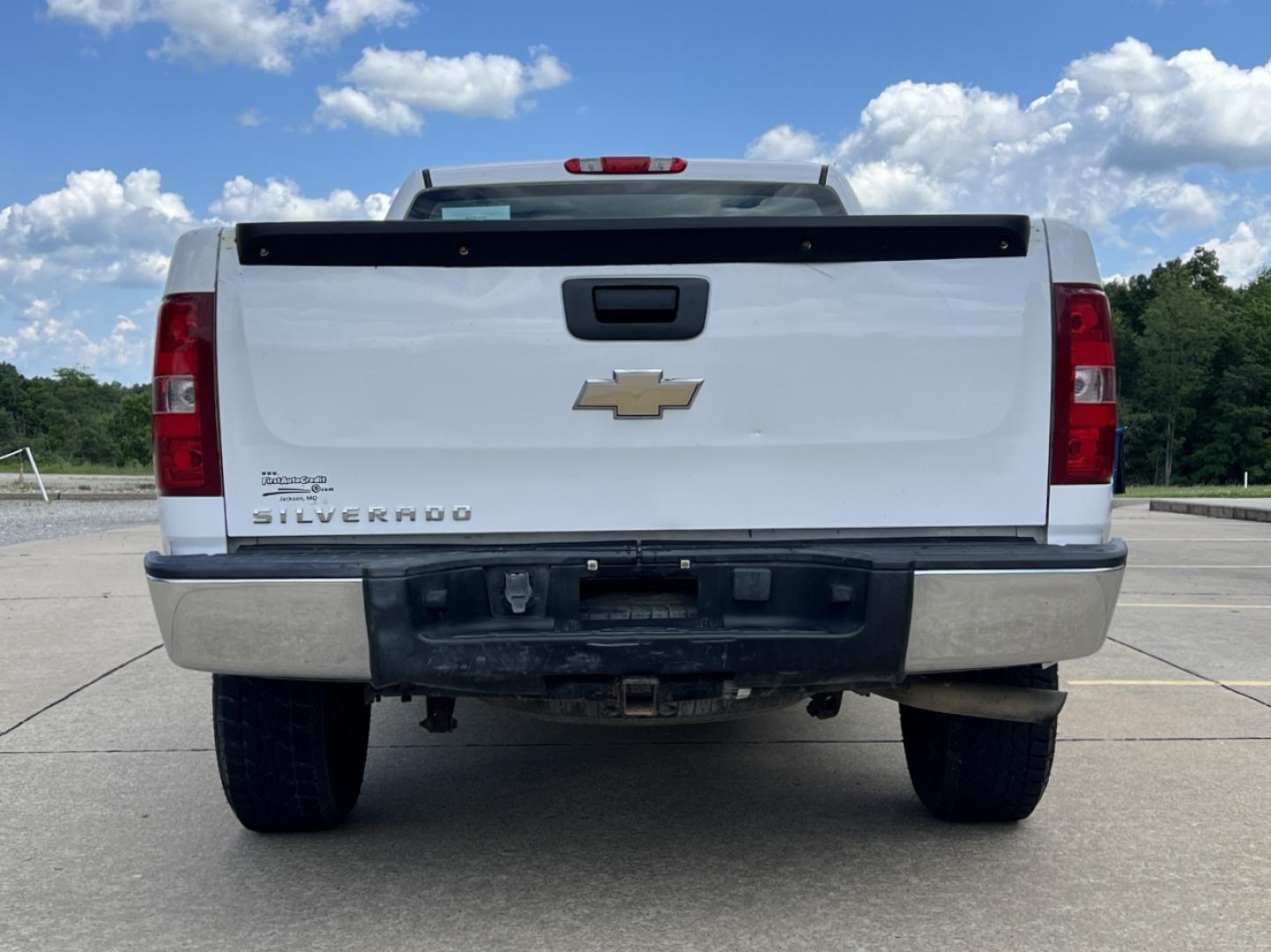 2009 WHITE /Black Cloth Chevrolet Silverado 1500 Work Truck Long Box 2WD (1GCEC14X49Z) with an 4.3L V6 engine, Automatic transmission, located at 2990 Old Orchard Rd., Jackson, MO, 63755, 37.354214, -89.612106 - 2009 Chevrolet Silverado 1500 162xxx miles Rear Wheel Drive 4.3L V6 Automatic We have financing available and we accept trades! Fill out a credit application on our website or come by today! If you have any questions, give us a call at (573) 204-7777 or visit our website at firstautocredit.com - Photo#7