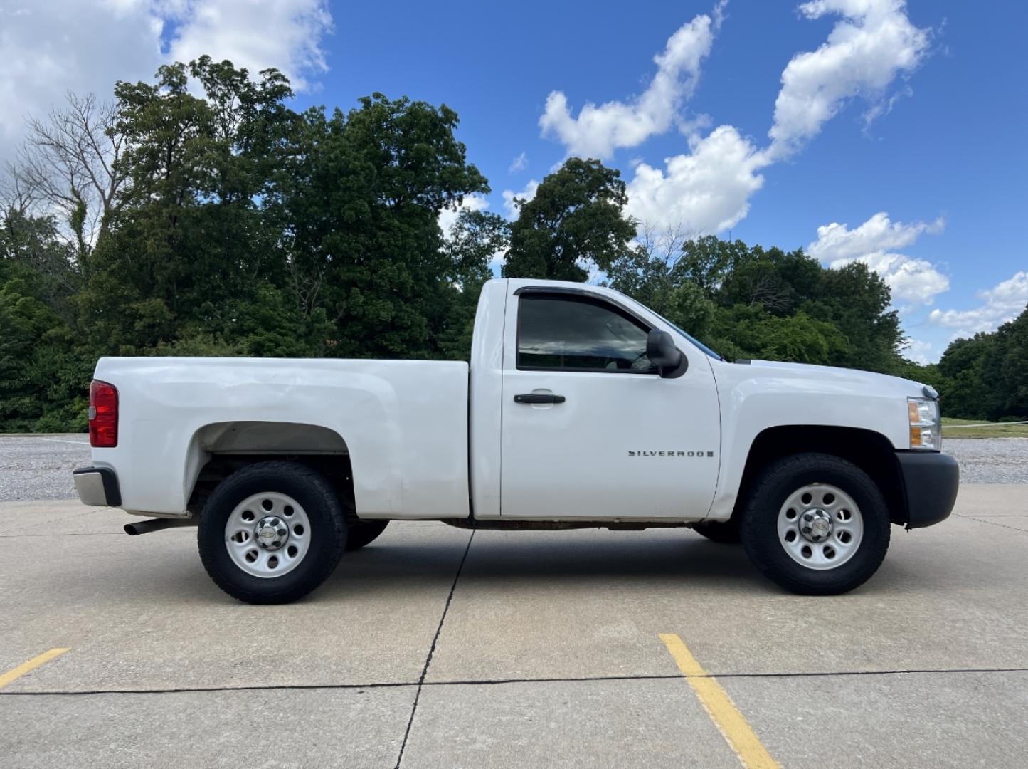 2009 WHITE /Black Cloth Chevrolet Silverado 1500 Work Truck Long Box 2WD (1GCEC14X49Z) with an 4.3L V6 engine, Automatic transmission, located at 2990 Old Orchard Rd., Jackson, MO, 63755, 37.354214, -89.612106 - 2009 Chevrolet Silverado 1500 162xxx miles Rear Wheel Drive 4.3L V6 Automatic We have financing available and we accept trades! Fill out a credit application on our website or come by today! If you have any questions, give us a call at (573) 204-7777 or visit our website at firstautocredit.com - Photo#4