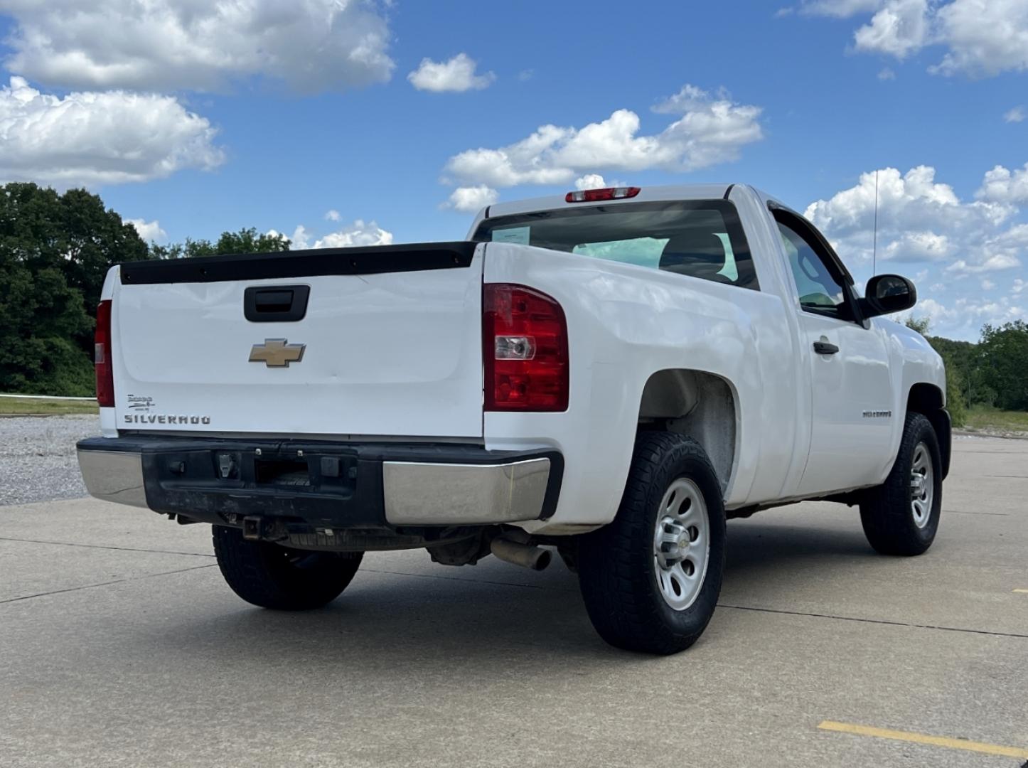 2009 WHITE /Black Cloth Chevrolet Silverado 1500 Work Truck Long Box 2WD (1GCEC14X49Z) with an 4.3L V6 engine, Automatic transmission, located at 2990 Old Orchard Rd., Jackson, MO, 63755, 37.354214, -89.612106 - 2009 Chevrolet Silverado 1500 162xxx miles Rear Wheel Drive 4.3L V6 Automatic We have financing available and we accept trades! Fill out a credit application on our website or come by today! If you have any questions, give us a call at (573) 204-7777 or visit our website at firstautocredit.com - Photo#5