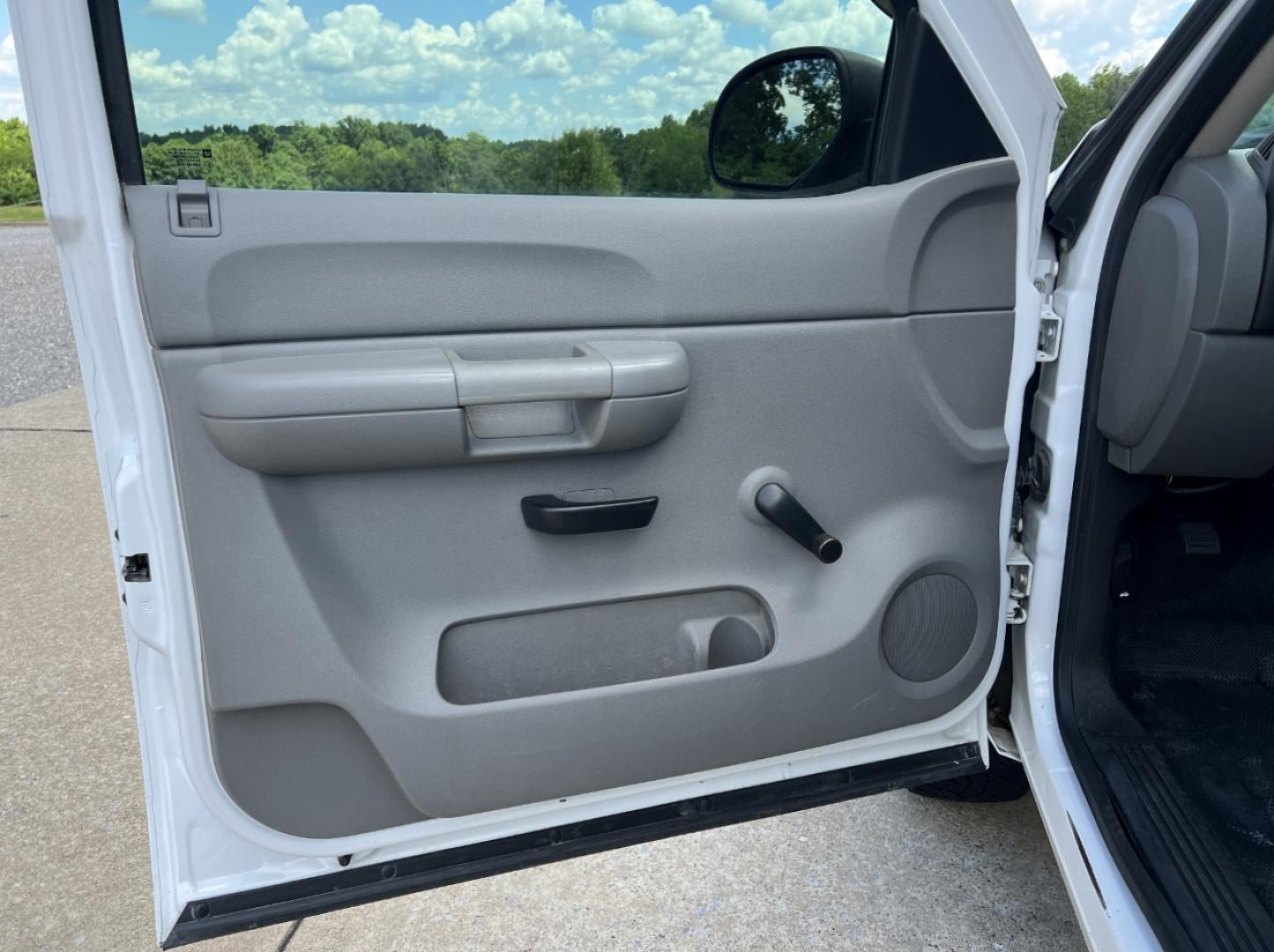 2009 WHITE /Black Cloth Chevrolet Silverado 1500 Work Truck Long Box 2WD (1GCEC14X49Z) with an 4.3L V6 engine, Automatic transmission, located at 2990 Old Orchard Rd., Jackson, MO, 63755, 37.354214, -89.612106 - 2009 Chevrolet Silverado 1500 162xxx miles Rear Wheel Drive 4.3L V6 Automatic We have financing available and we accept trades! Fill out a credit application on our website or come by today! If you have any questions, give us a call at (573) 204-7777 or visit our website at firstautocredit.com - Photo#9