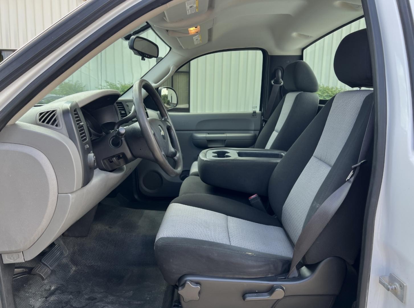 2009 WHITE /Black Cloth Chevrolet Silverado 1500 Work Truck Long Box 2WD (1GCEC14X49Z) with an 4.3L V6 engine, Automatic transmission, located at 2990 Old Orchard Rd., Jackson, MO, 63755, 37.354214, -89.612106 - 2009 Chevrolet Silverado 1500 162xxx miles Rear Wheel Drive 4.3L V6 Automatic We have financing available and we accept trades! Fill out a credit application on our website or come by today! If you have any questions, give us a call at (573) 204-7777 or visit our website at firstautocredit.com - Photo#10