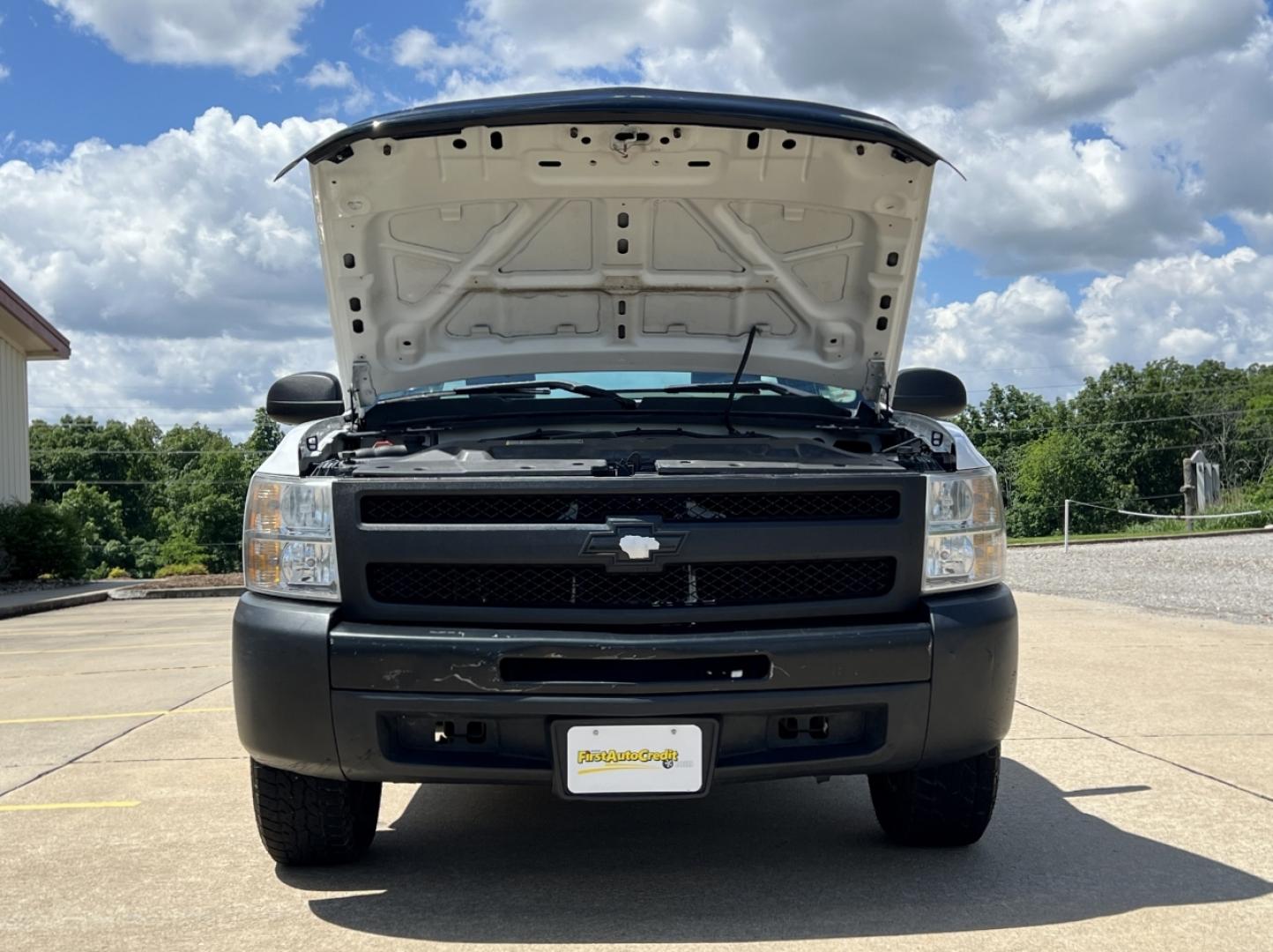 2009 WHITE /Black Cloth Chevrolet Silverado 1500 Work Truck Long Box 2WD (1GCEC14X49Z) with an 4.3L V6 engine, Automatic transmission, located at 2990 Old Orchard Rd., Jackson, MO, 63755, 37.354214, -89.612106 - 2009 Chevrolet Silverado 1500 162xxx miles Rear Wheel Drive 4.3L V6 Automatic We have financing available and we accept trades! Fill out a credit application on our website or come by today! If you have any questions, give us a call at (573) 204-7777 or visit our website at firstautocredit.com - Photo#21