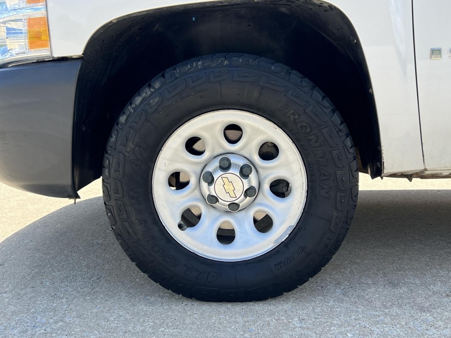 2009 WHITE /Black Cloth Chevrolet Silverado 1500 Work Truck Long Box 2WD (1GCEC14X49Z) with an 4.3L V6 engine, Automatic transmission, located at 2990 Old Orchard Rd., Jackson, MO, 63755, 37.354214, -89.612106 - 2009 Chevrolet Silverado 1500 162xxx miles Rear Wheel Drive 4.3L V6 Automatic We have financing available and we accept trades! Fill out a credit application on our website or come by today! If you have any questions, give us a call at (573) 204-7777 or visit our website at firstautocredit.com - Photo#23